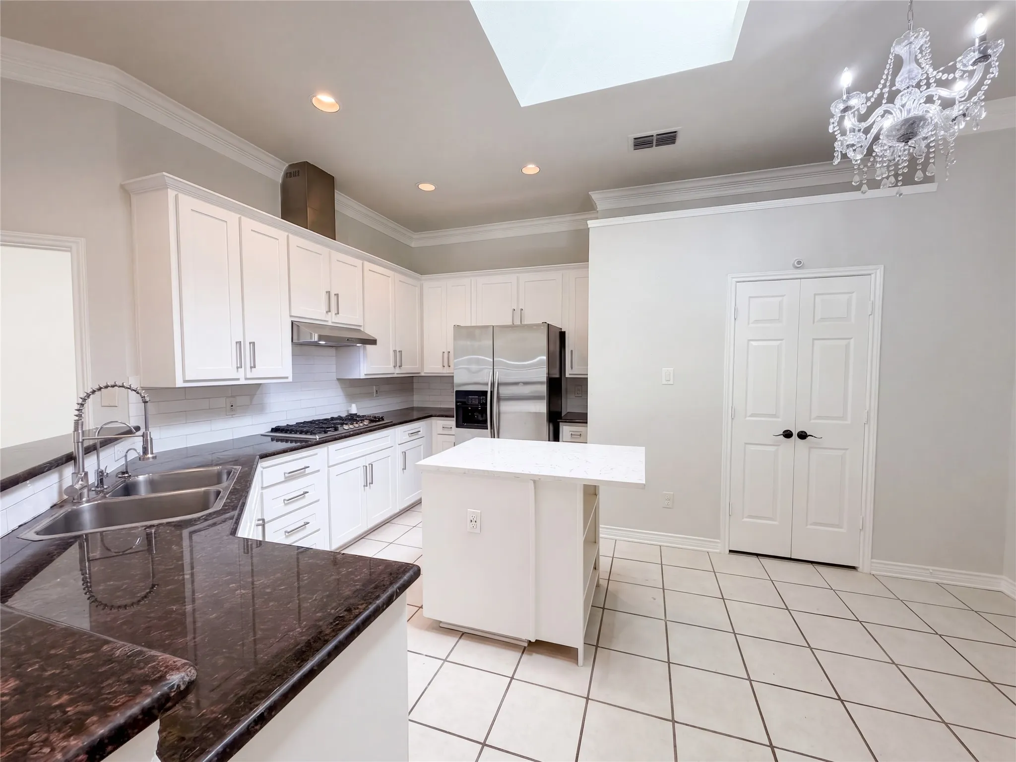 Single Family Residence For Sale in Dallas County , 8703 Stonecrest Drive, Irving, Texas 75063, 3 Bedroom, 2 Bathroom, 2 Garage spaces, 1,626 Sqft, built in 1993, mls#21390996, Real Estate Agent in Irving, Homes For Sale in Dallas county, Homes For Sale in Irving, Realtor in Irving Texas, Real Estate Brokerage Independent Realty Texas, Luminita Cordes Realtor