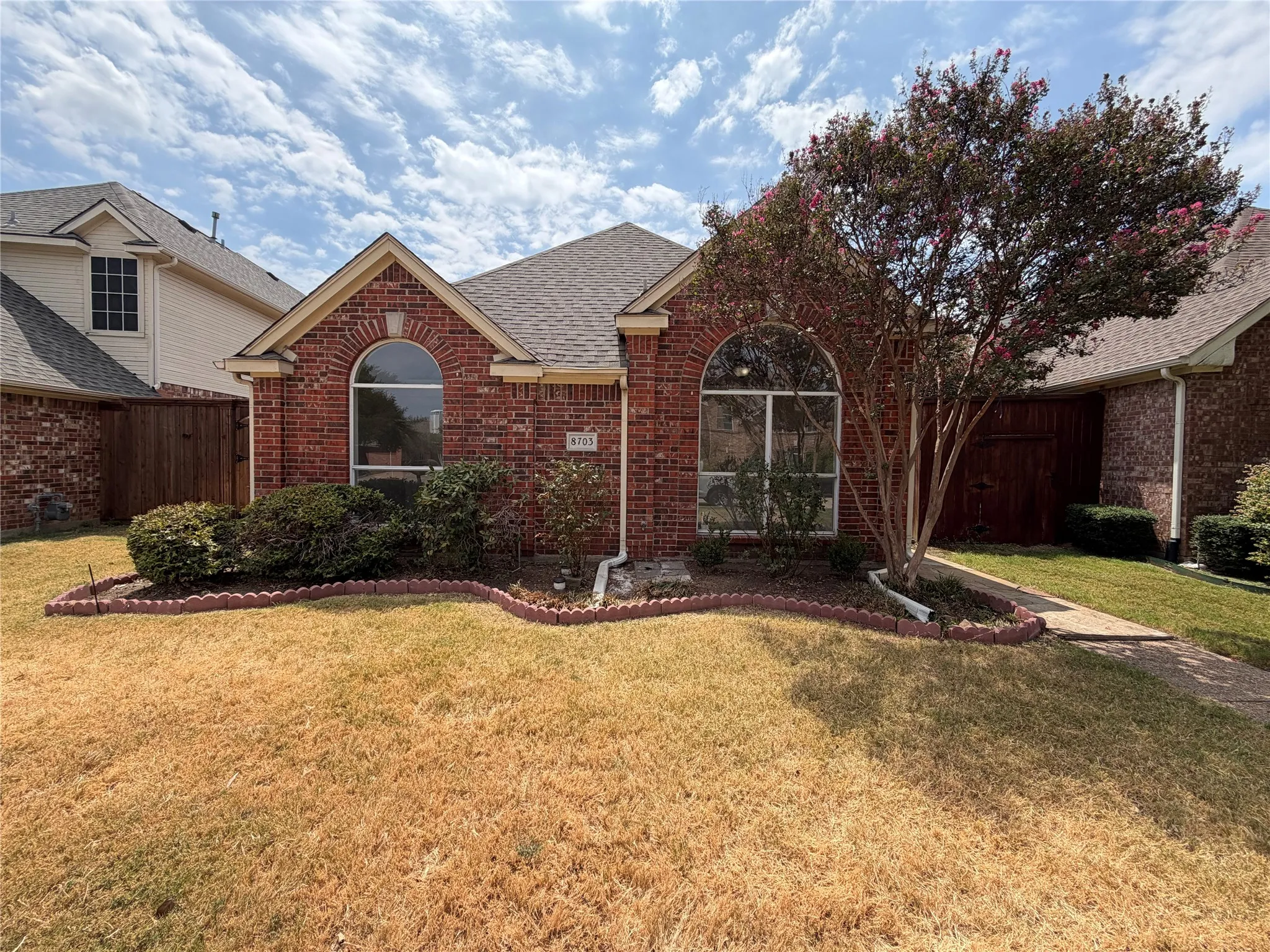 Single Family Residence For Sale in Dallas County , 8703 Stonecrest Drive, Irving, Texas 75063, 3 Bedroom, 2 Bathroom, 2 Garage spaces, 1,626 Sqft, built in 1993, mls#21390996, Real Estate Agent in Irving, Homes For Sale in Dallas county, Homes For Sale in Irving, Realtor in Irving Texas, Real Estate Brokerage Independent Realty Texas, Luminita Cordes Realtor