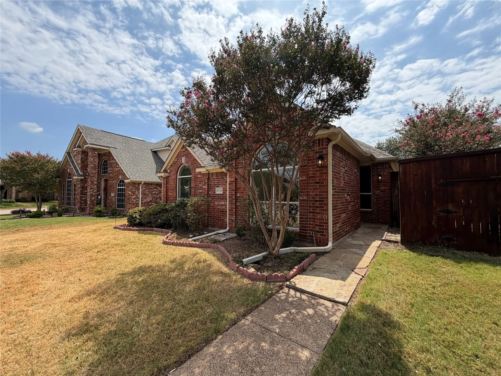 Single Family Residence For Sale in Dallas County , 8703 Stonecrest Drive, Irving, Texas 75063, 3 Bedroom, 2 Bathroom, 2 Garage spaces, 1,626 Sqft, built in 1993, mls#21390996, Real Estate Agent in Irving, Homes For Sale in Dallas county, Homes For Sale in Irving, Realtor in Irving Texas, Real Estate Brokerage Independent Realty Texas, Luminita Cordes Realtor