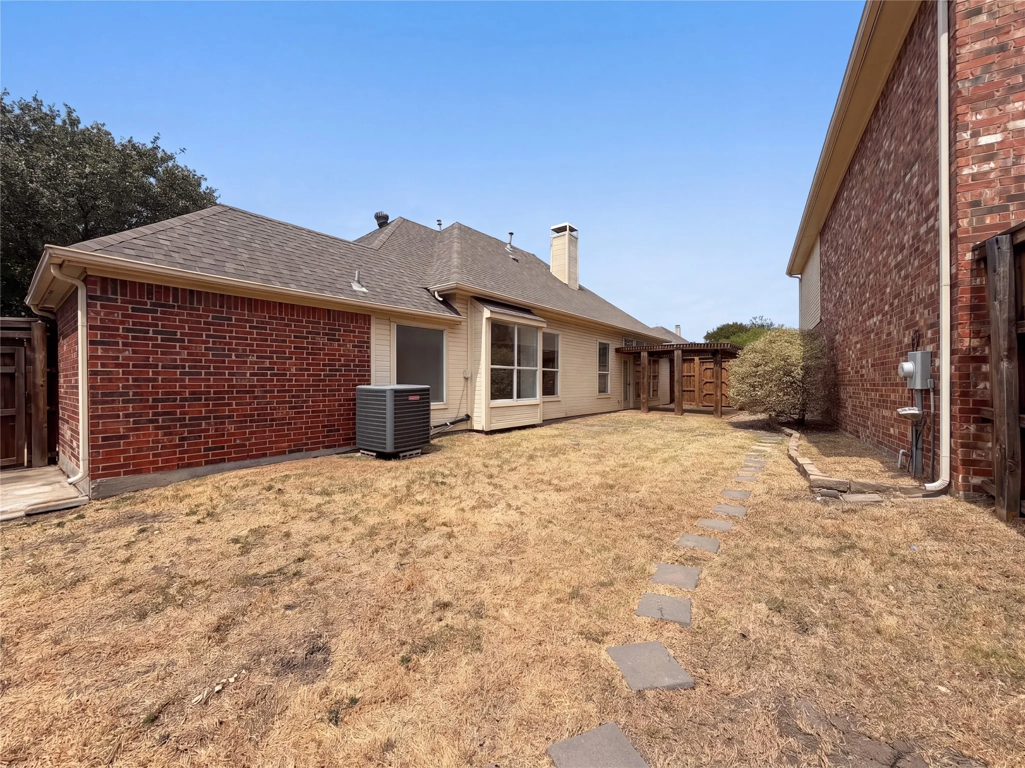 Single Family Residence For Sale in Dallas County , 8703 Stonecrest Drive, Irving, Texas 75063, 3 Bedroom, 2 Bathroom, 2 Garage spaces, 1,626 Sqft, built in 1993, mls#21390996, Real Estate Agent in Irving, Homes For Sale in Dallas county, Homes For Sale in Irving, Realtor in Irving Texas, Real Estate Brokerage Independent Realty Texas, Luminita Cordes Realtor