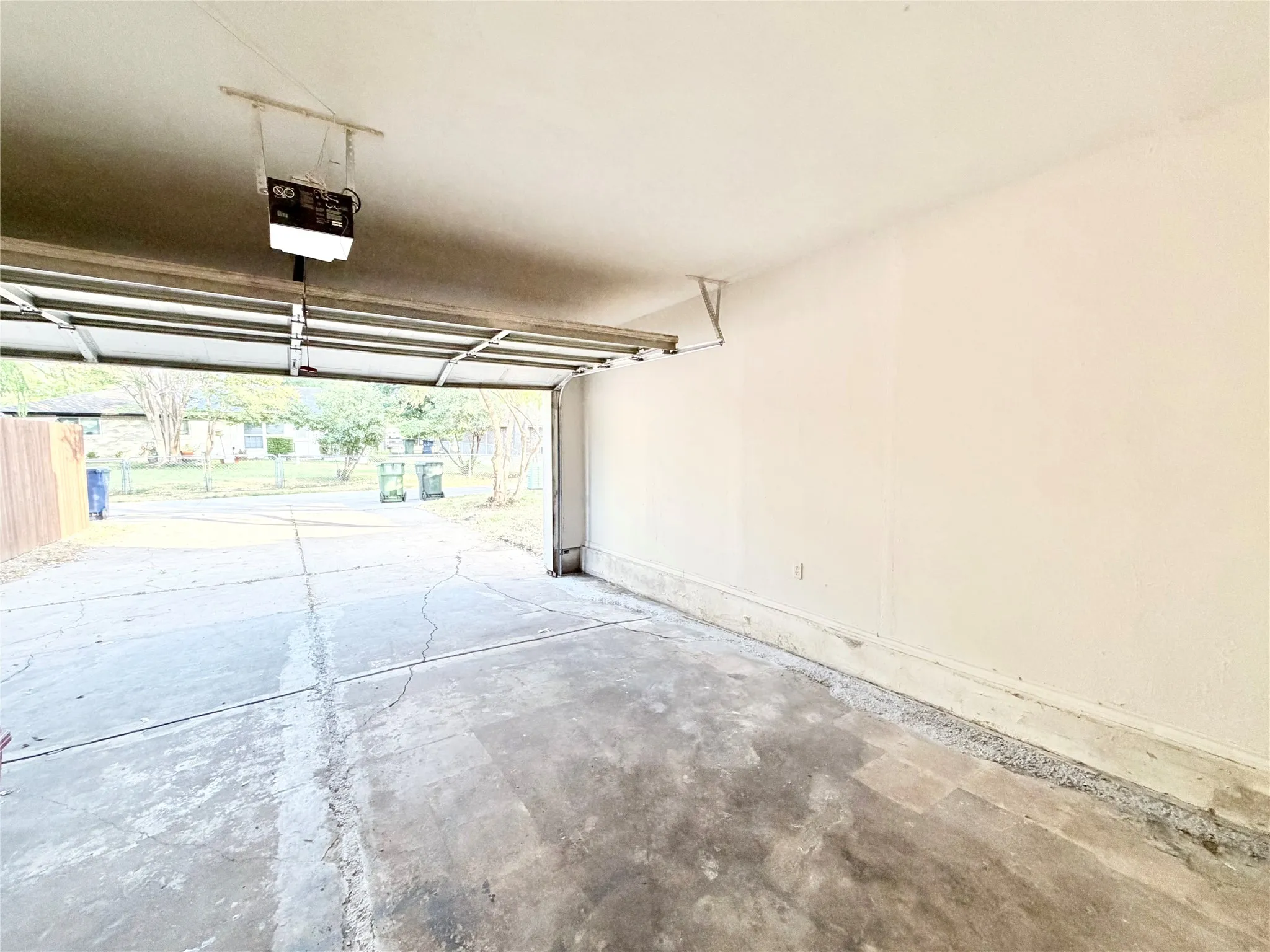 Single Family Residence For Rent in Dallas County , 610 Colonial Drive, Garland, Texas 75043, 4 Bedroom, 3 Bathroom, 2 Garage spaces, 2,186 Sqft, built in 1971, mls#21392761, Real Estate Agent in Garland, Homes For Rent in Dallas county, Homes For Rent in Garland, Realtor in Garland Texas, Real Estate Brokerage Independent Realty Texas, Luminita Cordes Realtor