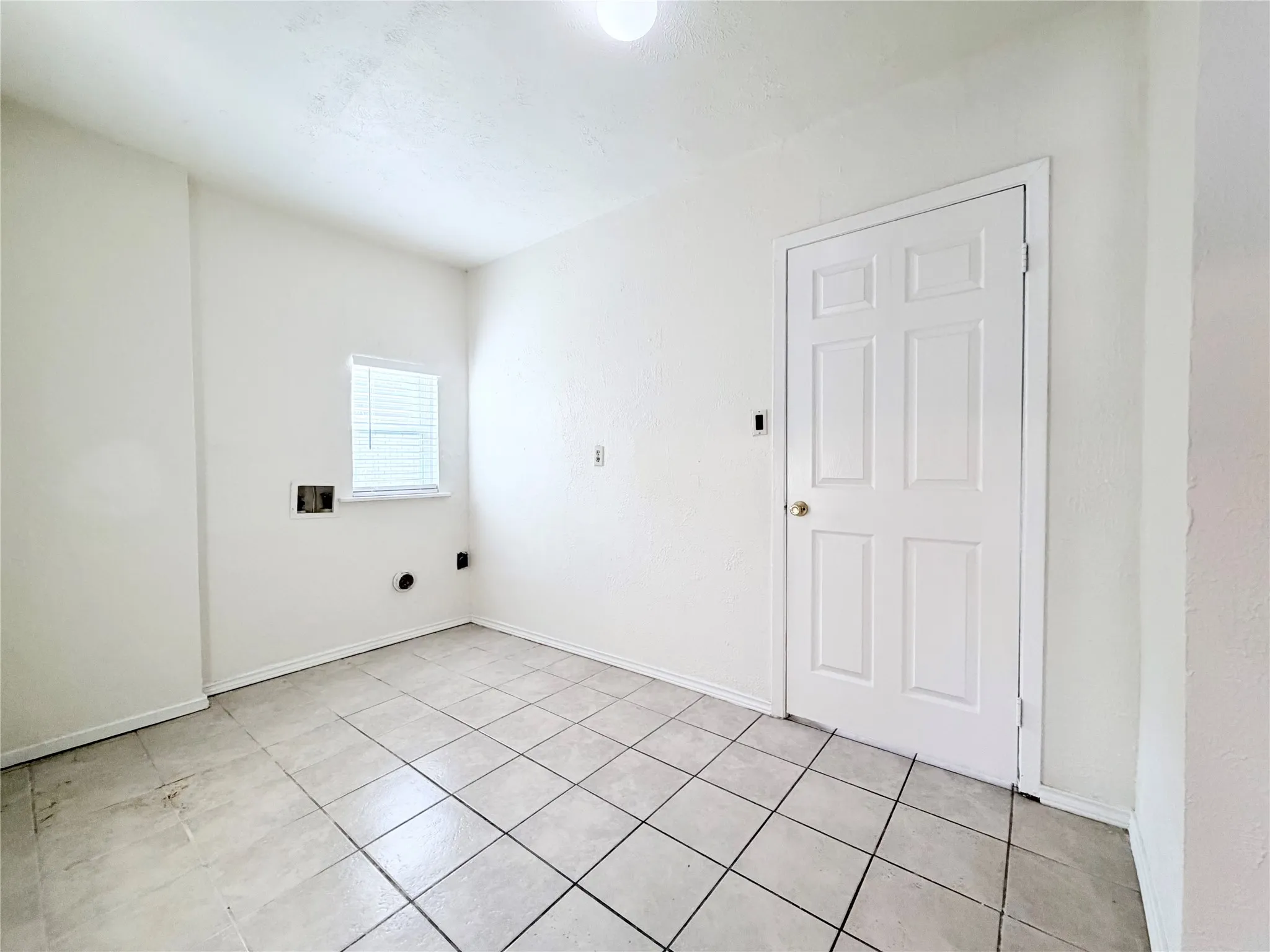 Single Family Residence For Rent in Dallas County , 610 Colonial Drive, Garland, Texas 75043, 4 Bedroom, 3 Bathroom, 2 Garage spaces, 2,186 Sqft, built in 1971, mls#21392761, Real Estate Agent in Garland, Homes For Rent in Dallas county, Homes For Rent in Garland, Realtor in Garland Texas, Real Estate Brokerage Independent Realty Texas, Luminita Cordes Realtor