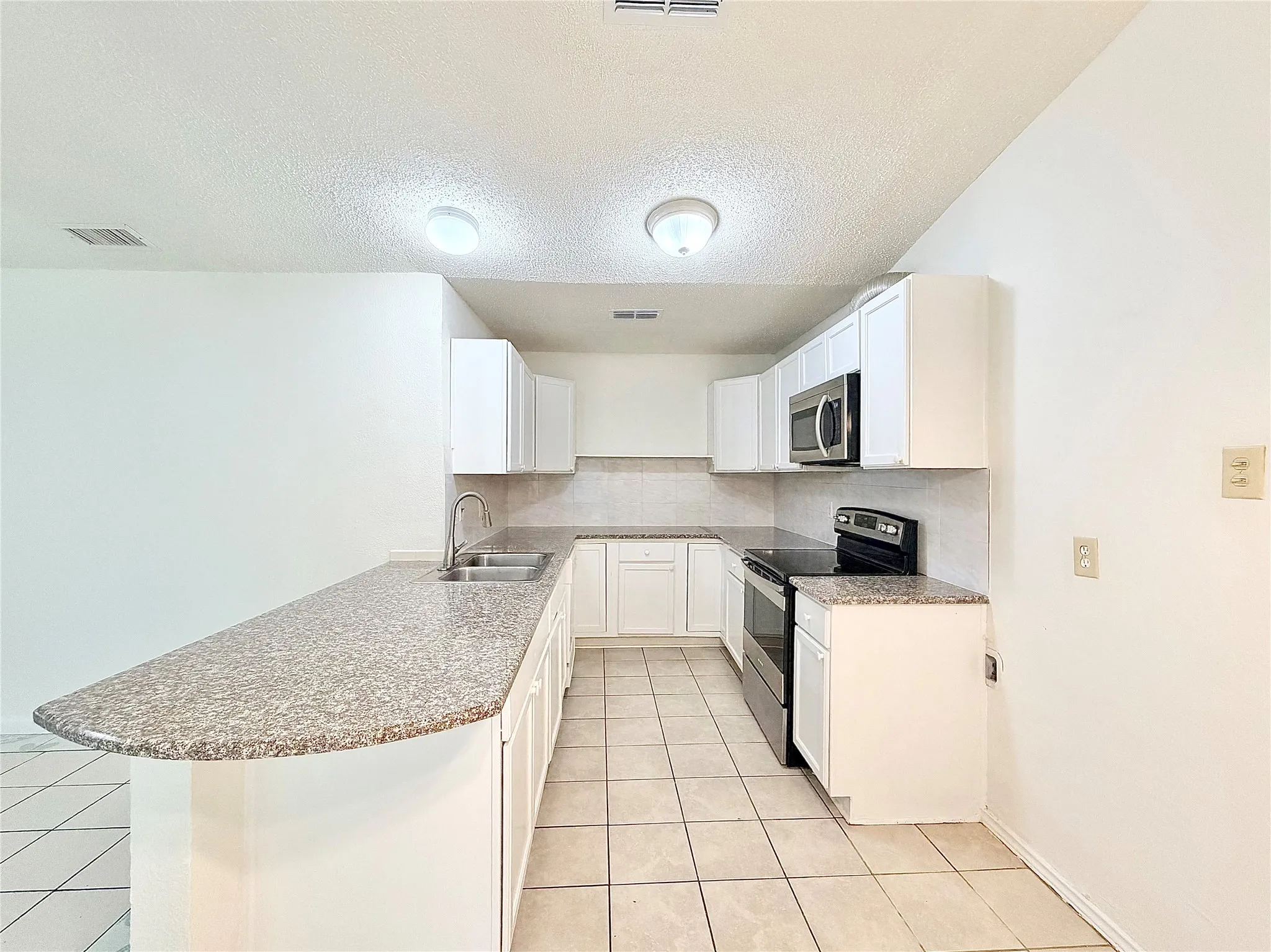Single Family Residence For Rent in Dallas County , 610 Colonial Drive, Garland, Texas 75043, 4 Bedroom, 3 Bathroom, 2 Garage spaces, 2,186 Sqft, built in 1971, mls#21392761, Real Estate Agent in Garland, Homes For Rent in Dallas county, Homes For Rent in Garland, Realtor in Garland Texas, Real Estate Brokerage Independent Realty Texas, Luminita Cordes Realtor