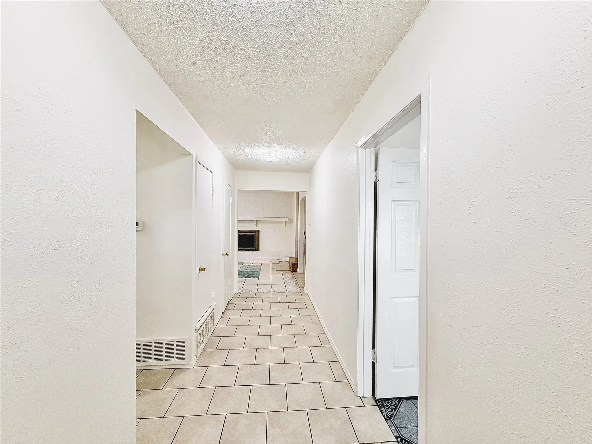 Single Family Residence For Rent in Dallas County , 610 Colonial Drive, Garland, Texas 75043, 4 Bedroom, 3 Bathroom, 2 Garage spaces, 2,186 Sqft, built in 1971, mls#21392761, Real Estate Agent in Garland, Homes For Rent in Dallas county, Homes For Rent in Garland, Realtor in Garland Texas, Real Estate Brokerage Independent Realty Texas, Luminita Cordes Realtor
