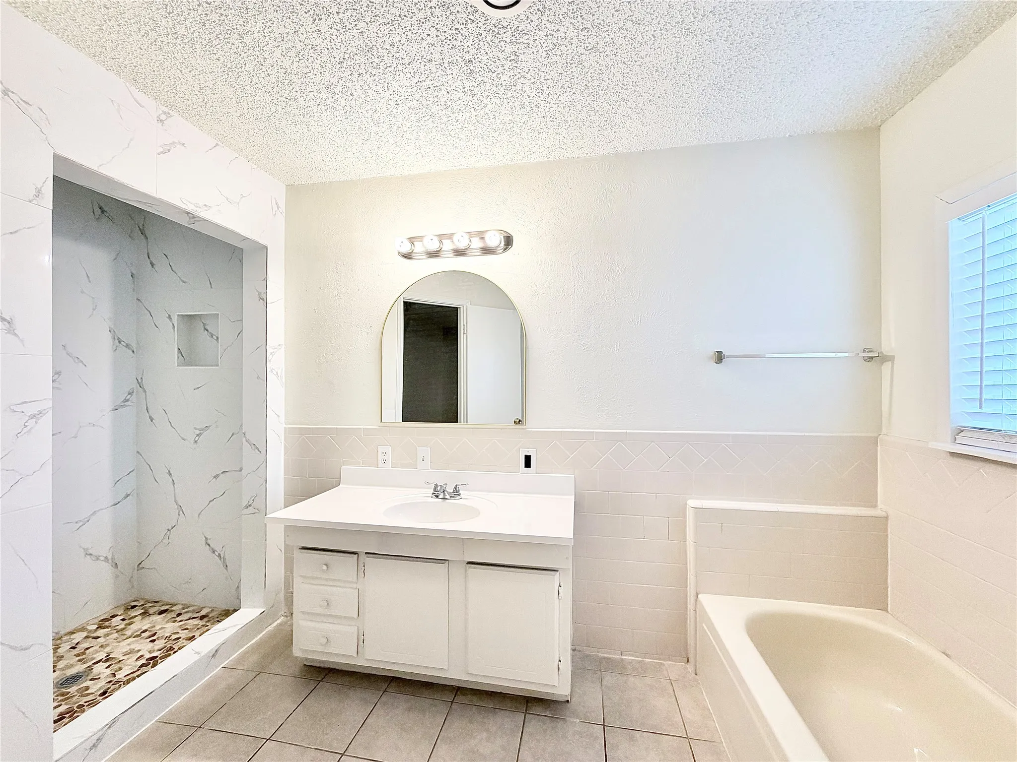 Single Family Residence For Rent in Dallas County , 610 Colonial Drive, Garland, Texas 75043, 4 Bedroom, 3 Bathroom, 2 Garage spaces, 2,186 Sqft, built in 1971, mls#21392761, Real Estate Agent in Garland, Homes For Rent in Dallas county, Homes For Rent in Garland, Realtor in Garland Texas, Real Estate Brokerage Independent Realty Texas, Luminita Cordes Realtor