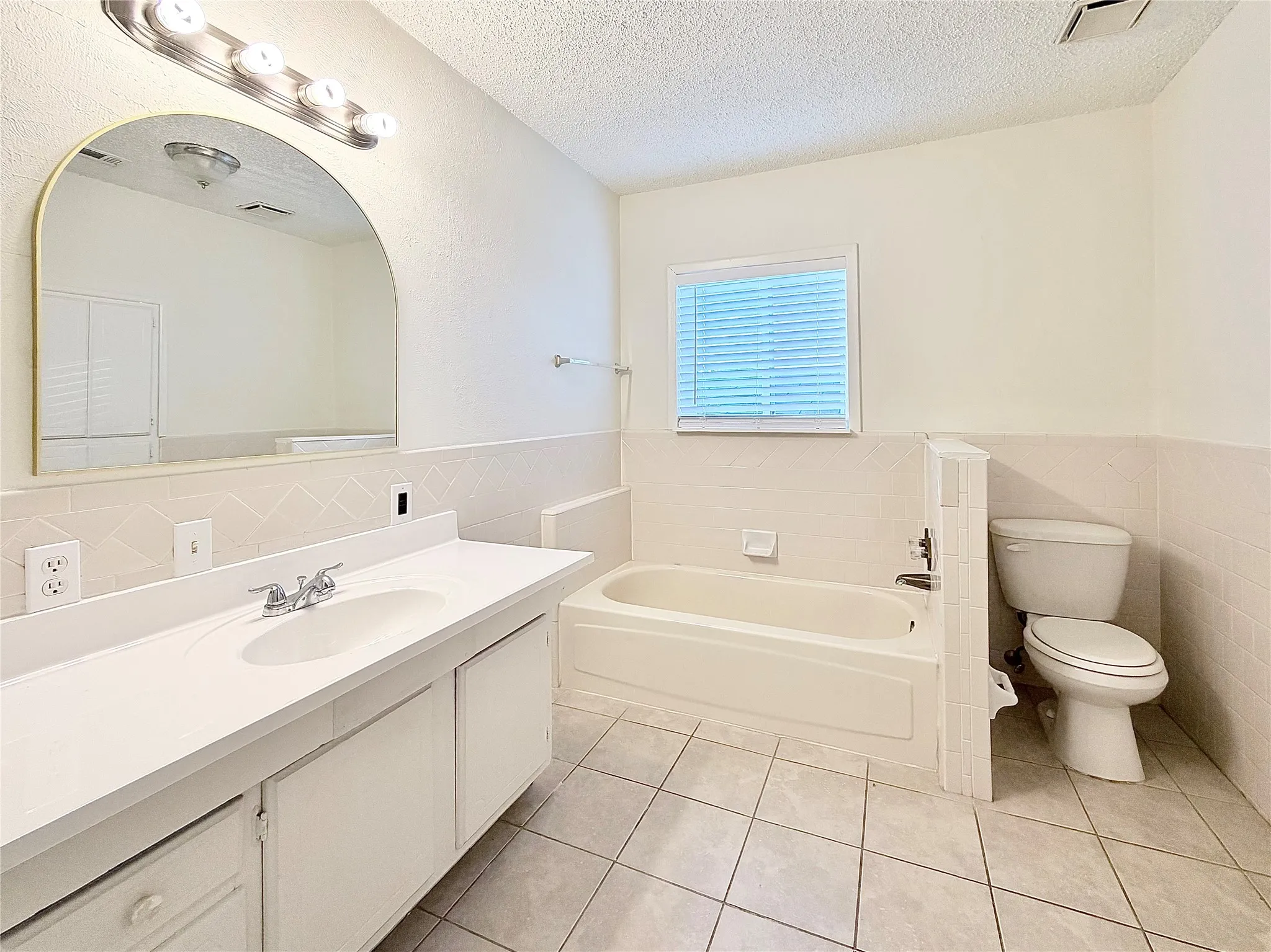 Single Family Residence For Rent in Dallas County , 610 Colonial Drive, Garland, Texas 75043, 4 Bedroom, 3 Bathroom, 2 Garage spaces, 2,186 Sqft, built in 1971, mls#21392761, Real Estate Agent in Garland, Homes For Rent in Dallas county, Homes For Rent in Garland, Realtor in Garland Texas, Real Estate Brokerage Independent Realty Texas, Luminita Cordes Realtor
