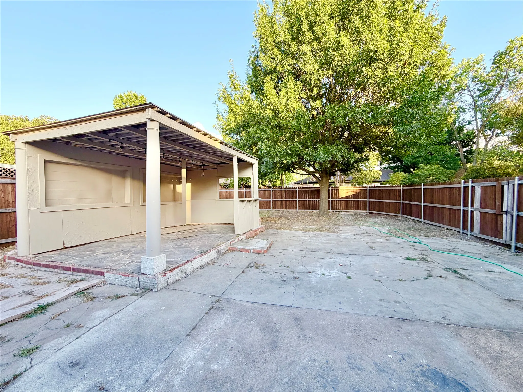 Single Family Residence For Rent in Dallas County , 610 Colonial Drive, Garland, Texas 75043, 4 Bedroom, 3 Bathroom, 2 Garage spaces, 2,186 Sqft, built in 1971, mls#21392761, Real Estate Agent in Garland, Homes For Rent in Dallas county, Homes For Rent in Garland, Realtor in Garland Texas, Real Estate Brokerage Independent Realty Texas, Luminita Cordes Realtor