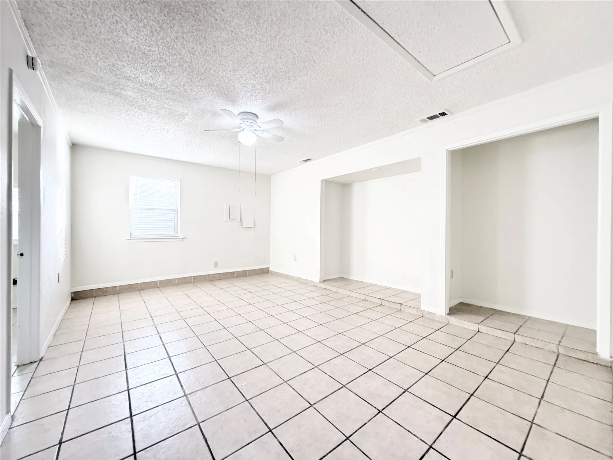 Single Family Residence For Rent in Dallas County , 610 Colonial Drive, Garland, Texas 75043, 4 Bedroom, 3 Bathroom, 2 Garage spaces, 2,186 Sqft, built in 1971, mls#21392761, Real Estate Agent in Garland, Homes For Rent in Dallas county, Homes For Rent in Garland, Realtor in Garland Texas, Real Estate Brokerage Independent Realty Texas, Luminita Cordes Realtor