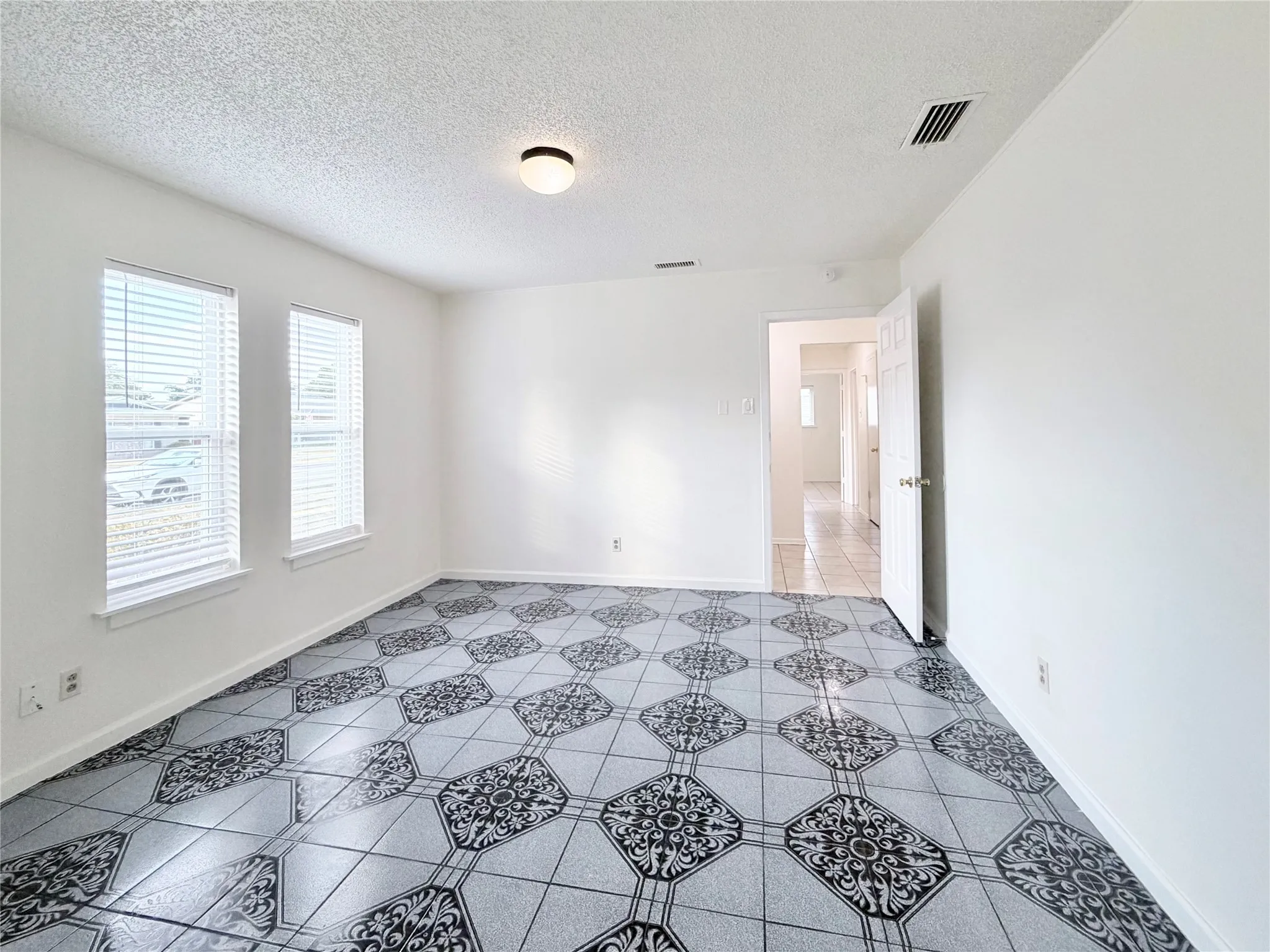 Single Family Residence For Rent in Dallas County , 610 Colonial Drive, Garland, Texas 75043, 4 Bedroom, 3 Bathroom, 2 Garage spaces, 2,186 Sqft, built in 1971, mls#21392761, Real Estate Agent in Garland, Homes For Rent in Dallas county, Homes For Rent in Garland, Realtor in Garland Texas, Real Estate Brokerage Independent Realty Texas, Luminita Cordes Realtor