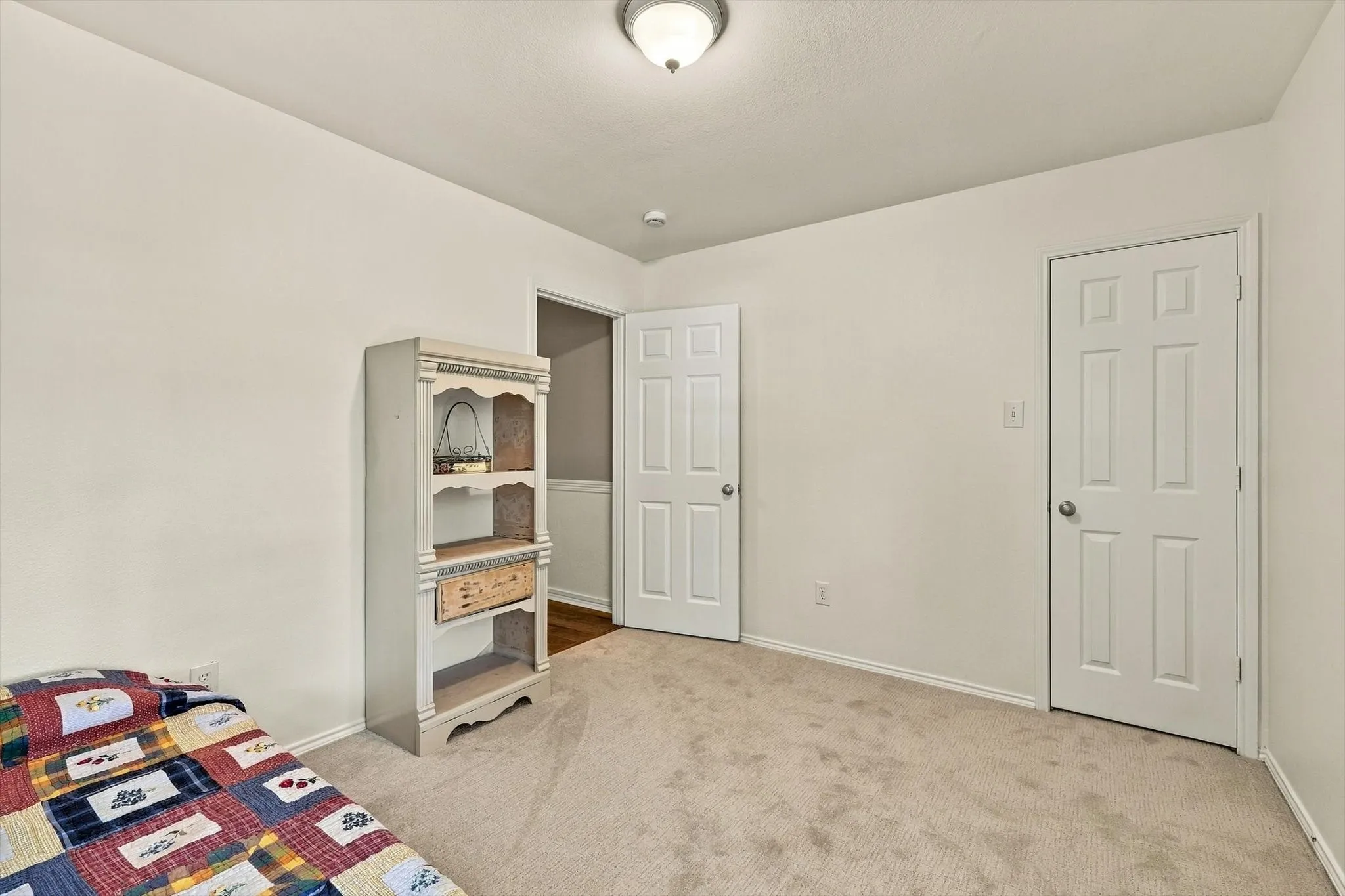 Secondary bedroom.