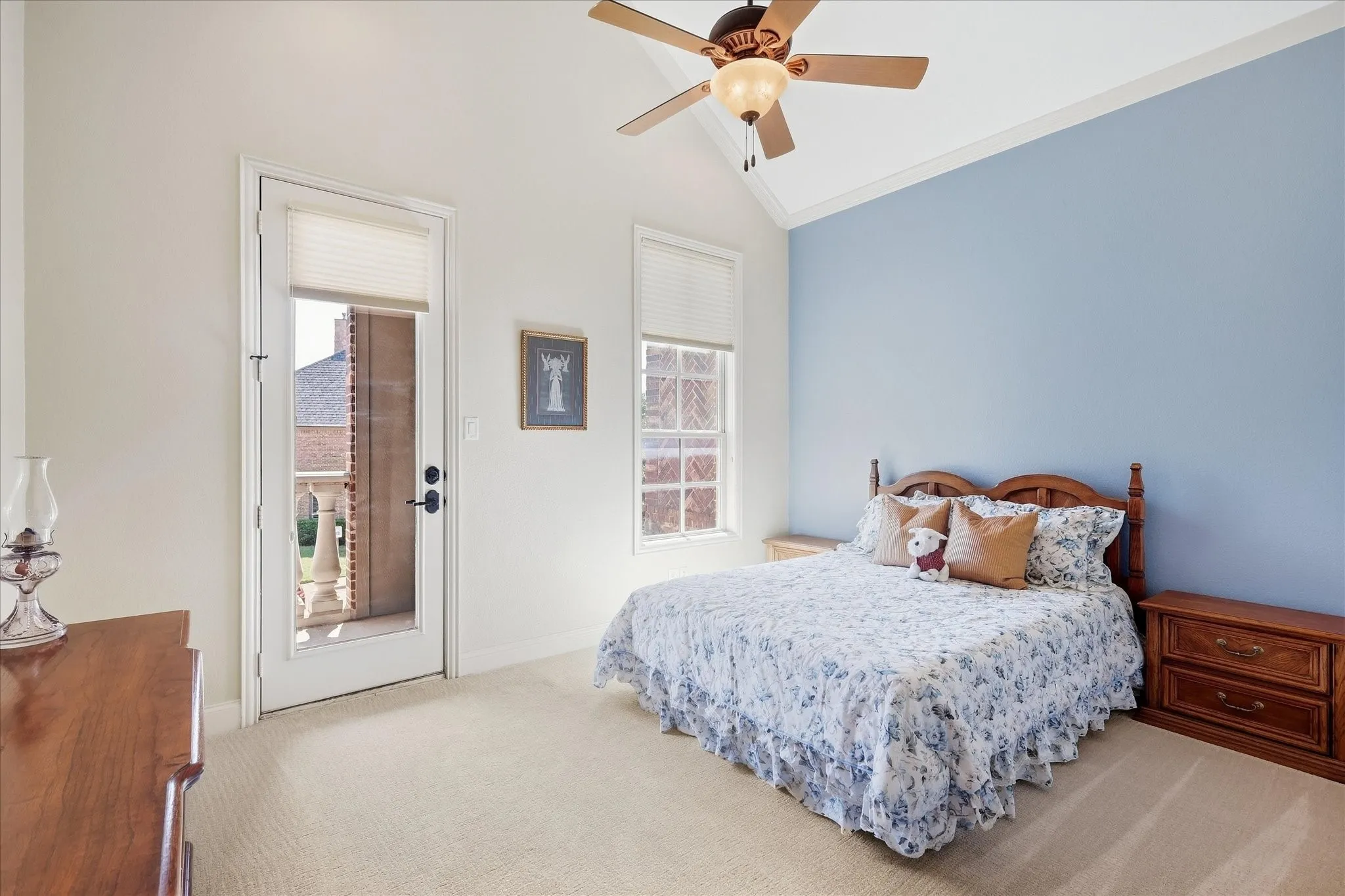 Vaulted ceiling with a ceiling fan and light fixture