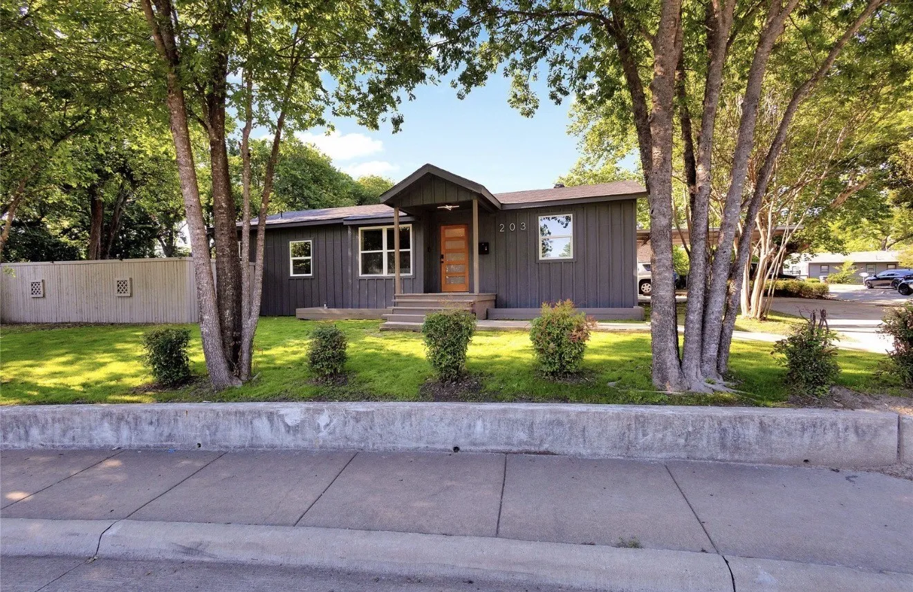 Single Family Residence For Sale in Collin County , 203 Broad Street, Mc Kinney, Texas 75069, 3 Bedroom, 2 Bathroom, Garage spaces, 1,200 Sqft, built in 1959, mls#21392764, Real Estate Agent in Mc Kinney, Homes For Sale in Collin county, Homes For Sale in Mc Kinney, Realtor in Mc Kinney Texas, Real Estate Brokerage Independent Realty Texas, Luminita Cordes Realtor