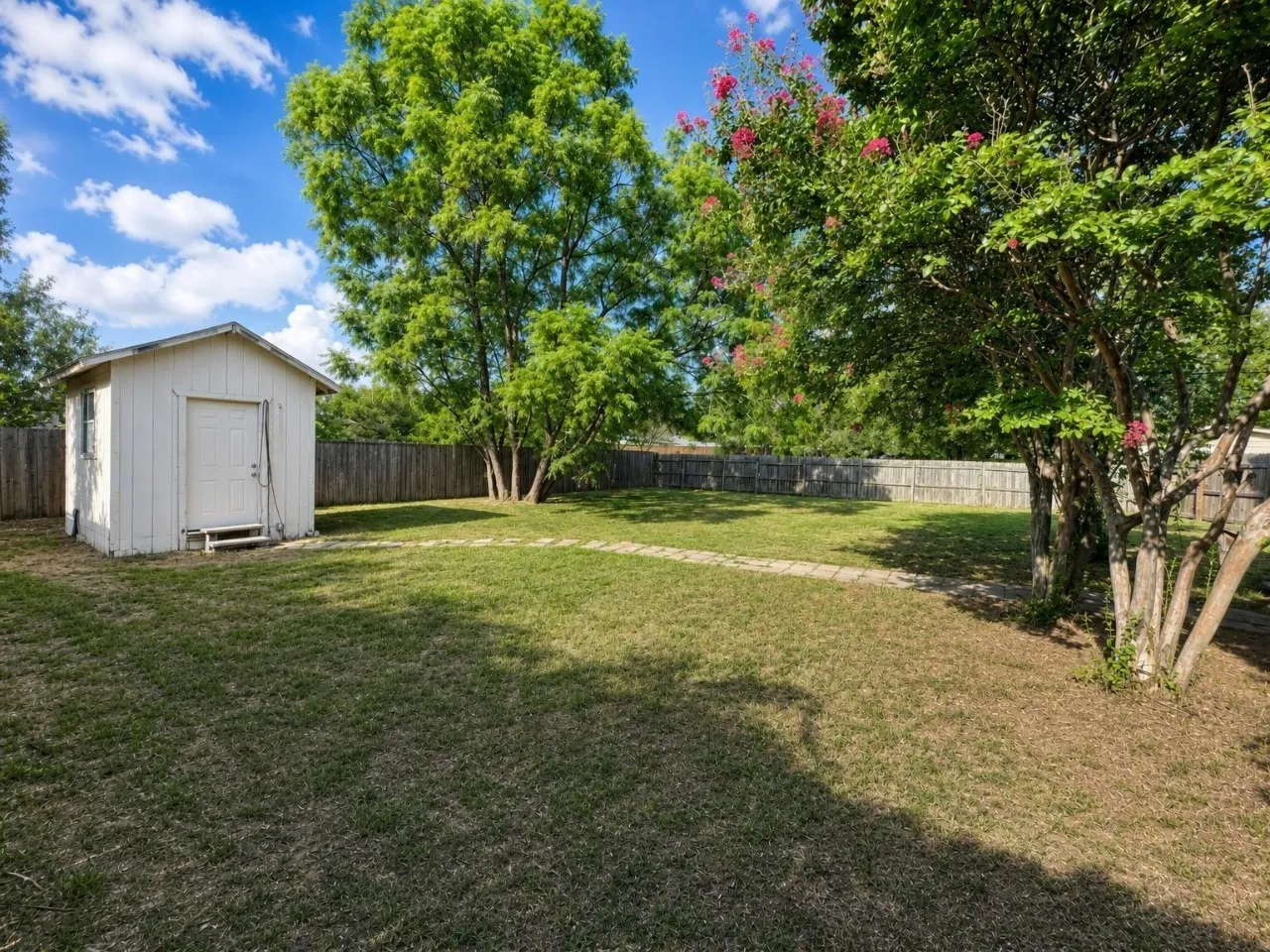 Single Family Residence For Rent in Tarrant County , 700 Pine Street, Hurst, Texas 76053, 3 Bedroom, 3 Bathroom, 1 Garage spaces, 1,119 Sqft, built in 1958, mls#21392765, Real Estate Agent in Hurst, Homes For Rent in Tarrant county, Homes For Rent in Hurst, Realtor in Hurst Texas, Real Estate Brokerage Independent Realty Texas, Luminita Cordes Realtor