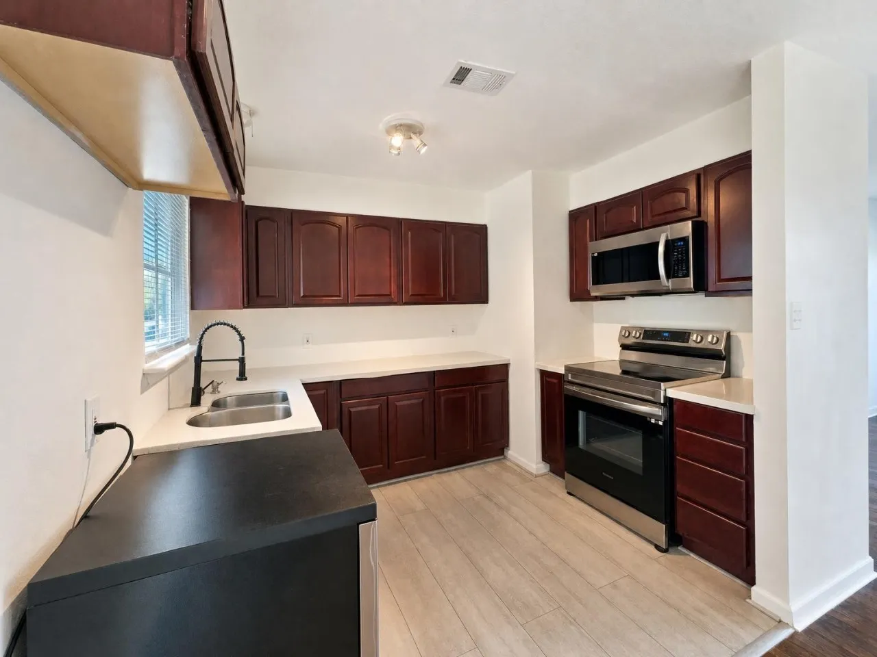 Single Family Residence For Rent in Tarrant County , 700 Pine Street, Hurst, Texas 76053, 3 Bedroom, 3 Bathroom, 1 Garage spaces, 1,119 Sqft, built in 1958, mls#21392765, Real Estate Agent in Hurst, Homes For Rent in Tarrant county, Homes For Rent in Hurst, Realtor in Hurst Texas, Real Estate Brokerage Independent Realty Texas, Luminita Cordes Realtor