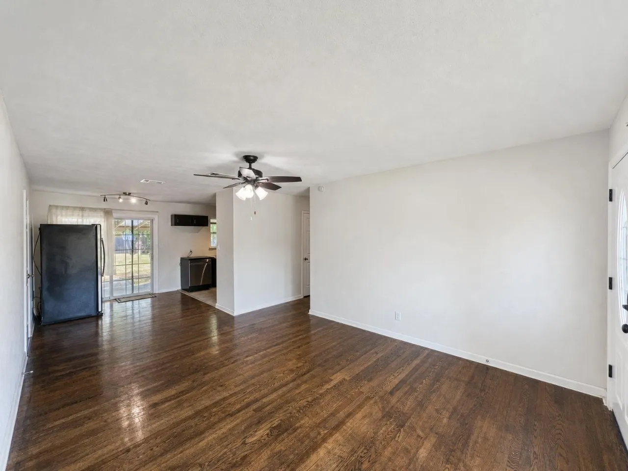 Single Family Residence For Rent in Tarrant County , 700 Pine Street, Hurst, Texas 76053, 3 Bedroom, 3 Bathroom, 1 Garage spaces, 1,119 Sqft, built in 1958, mls#21392765, Real Estate Agent in Hurst, Homes For Rent in Tarrant county, Homes For Rent in Hurst, Realtor in Hurst Texas, Real Estate Brokerage Independent Realty Texas, Luminita Cordes Realtor