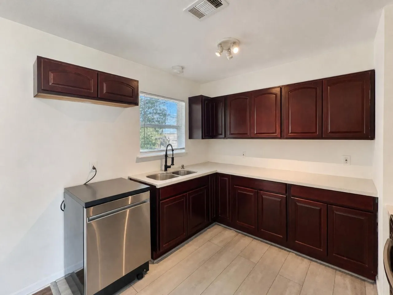 Single Family Residence For Rent in Tarrant County , 700 Pine Street, Hurst, Texas 76053, 3 Bedroom, 3 Bathroom, 1 Garage spaces, 1,119 Sqft, built in 1958, mls#21392765, Real Estate Agent in Hurst, Homes For Rent in Tarrant county, Homes For Rent in Hurst, Realtor in Hurst Texas, Real Estate Brokerage Independent Realty Texas, Luminita Cordes Realtor
