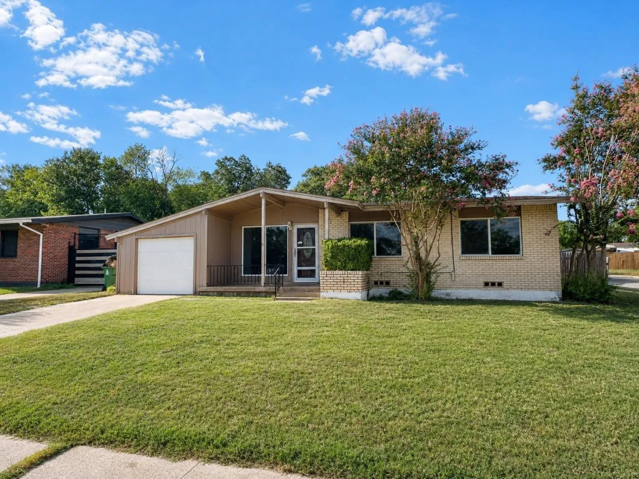 Single Family Residence For Rent in Tarrant County , 700 Pine Street, Hurst, Texas 76053, 3 Bedroom, 3 Bathroom, 1 Garage spaces, 1,119 Sqft, built in 1958, mls#21392765, Real Estate Agent in Hurst, Homes For Rent in Tarrant county, Homes For Rent in Hurst, Realtor in Hurst Texas, Real Estate Brokerage Independent Realty Texas, Luminita Cordes Realtor