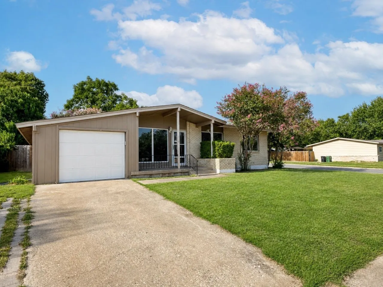 Single Family Residence For Rent in Tarrant County , 700 Pine Street, Hurst, Texas 76053, 3 Bedroom, 3 Bathroom, 1 Garage spaces, 1,119 Sqft, built in 1958, mls#21392765, Real Estate Agent in Hurst, Homes For Rent in Tarrant county, Homes For Rent in Hurst, Realtor in Hurst Texas, Real Estate Brokerage Independent Realty Texas, Luminita Cordes Realtor
