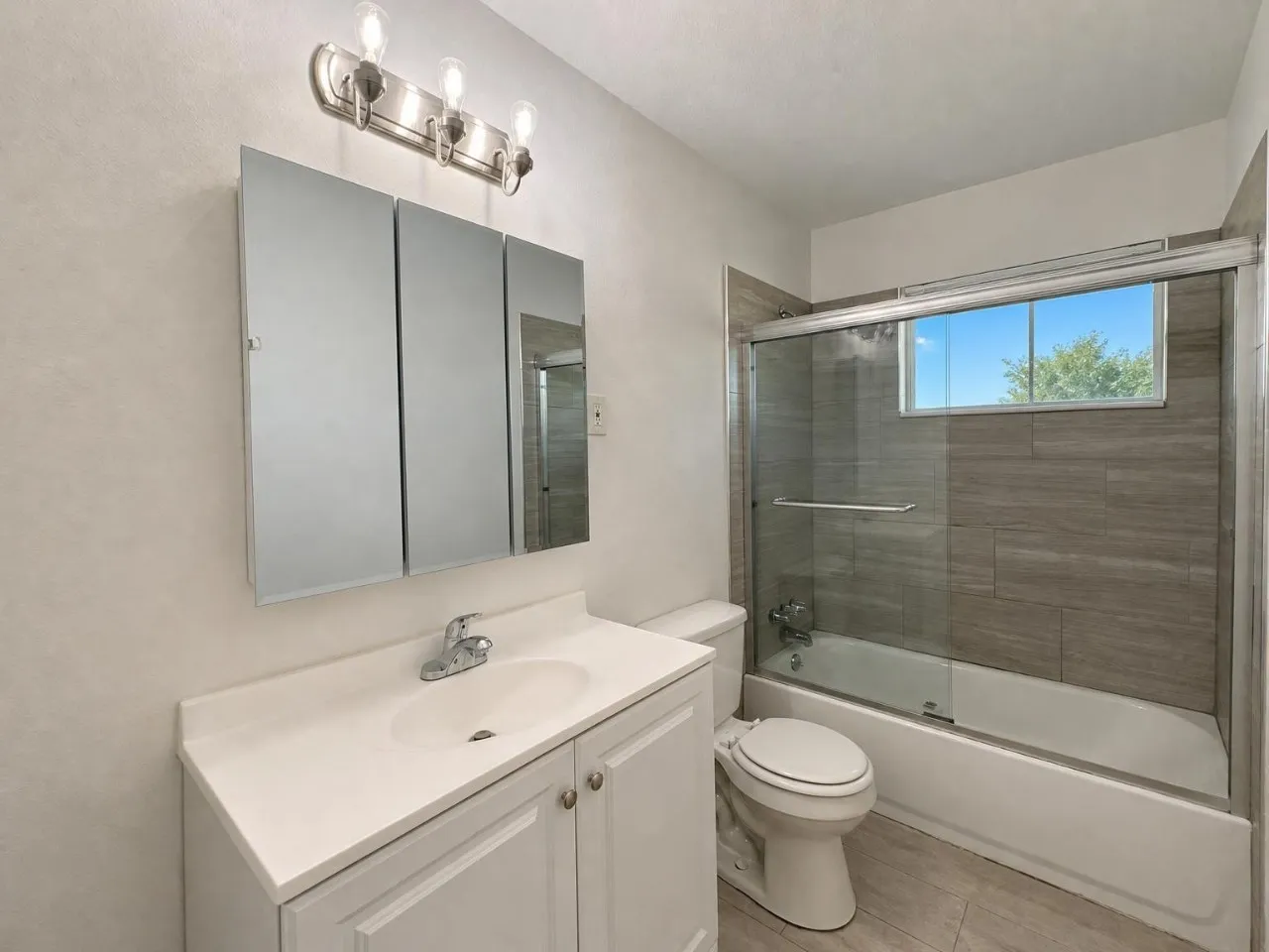 Single Family Residence For Rent in Tarrant County , 700 Pine Street, Hurst, Texas 76053, 3 Bedroom, 3 Bathroom, 1 Garage spaces, 1,119 Sqft, built in 1958, mls#21392765, Real Estate Agent in Hurst, Homes For Rent in Tarrant county, Homes For Rent in Hurst, Realtor in Hurst Texas, Real Estate Brokerage Independent Realty Texas, Luminita Cordes Realtor