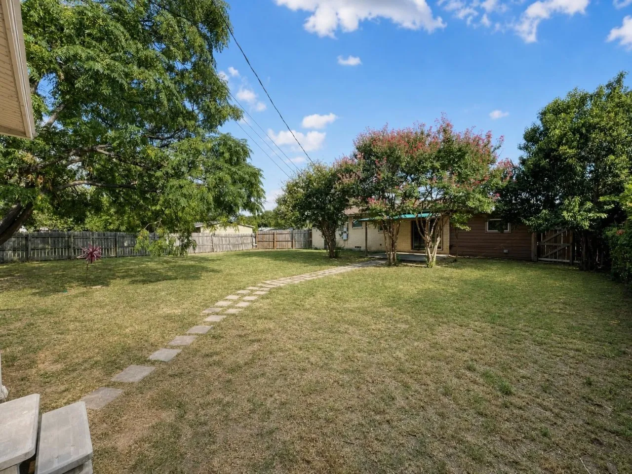 Single Family Residence For Rent in Tarrant County , 700 Pine Street, Hurst, Texas 76053, 3 Bedroom, 3 Bathroom, 1 Garage spaces, 1,119 Sqft, built in 1958, mls#21392765, Real Estate Agent in Hurst, Homes For Rent in Tarrant county, Homes For Rent in Hurst, Realtor in Hurst Texas, Real Estate Brokerage Independent Realty Texas, Luminita Cordes Realtor