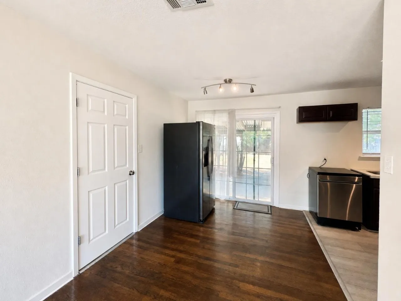 Single Family Residence For Rent in Tarrant County , 700 Pine Street, Hurst, Texas 76053, 3 Bedroom, 3 Bathroom, 1 Garage spaces, 1,119 Sqft, built in 1958, mls#21392765, Real Estate Agent in Hurst, Homes For Rent in Tarrant county, Homes For Rent in Hurst, Realtor in Hurst Texas, Real Estate Brokerage Independent Realty Texas, Luminita Cordes Realtor