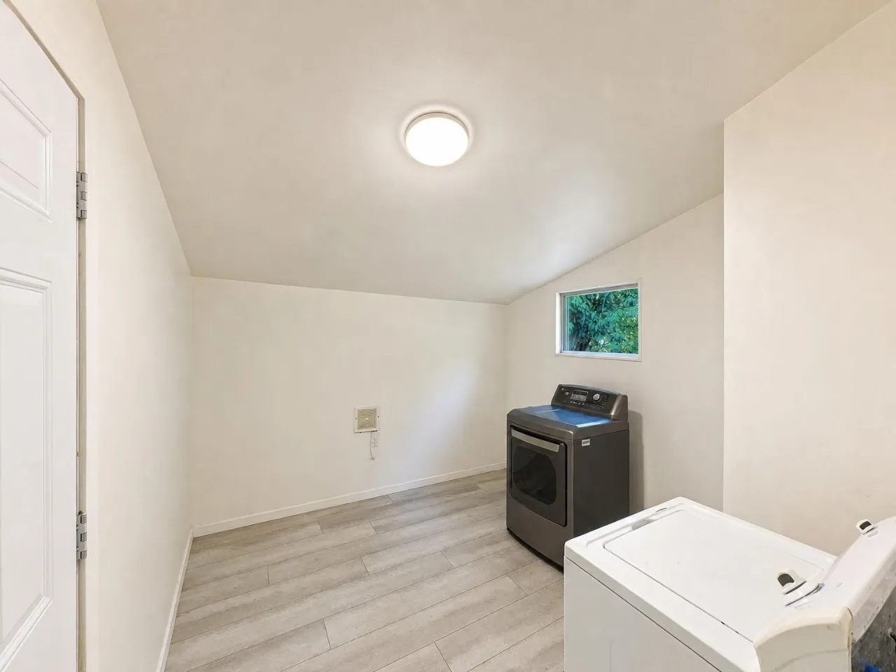 Single Family Residence For Rent in Tarrant County , 700 Pine Street, Hurst, Texas 76053, 3 Bedroom, 3 Bathroom, 1 Garage spaces, 1,119 Sqft, built in 1958, mls#21392765, Real Estate Agent in Hurst, Homes For Rent in Tarrant county, Homes For Rent in Hurst, Realtor in Hurst Texas, Real Estate Brokerage Independent Realty Texas, Luminita Cordes Realtor