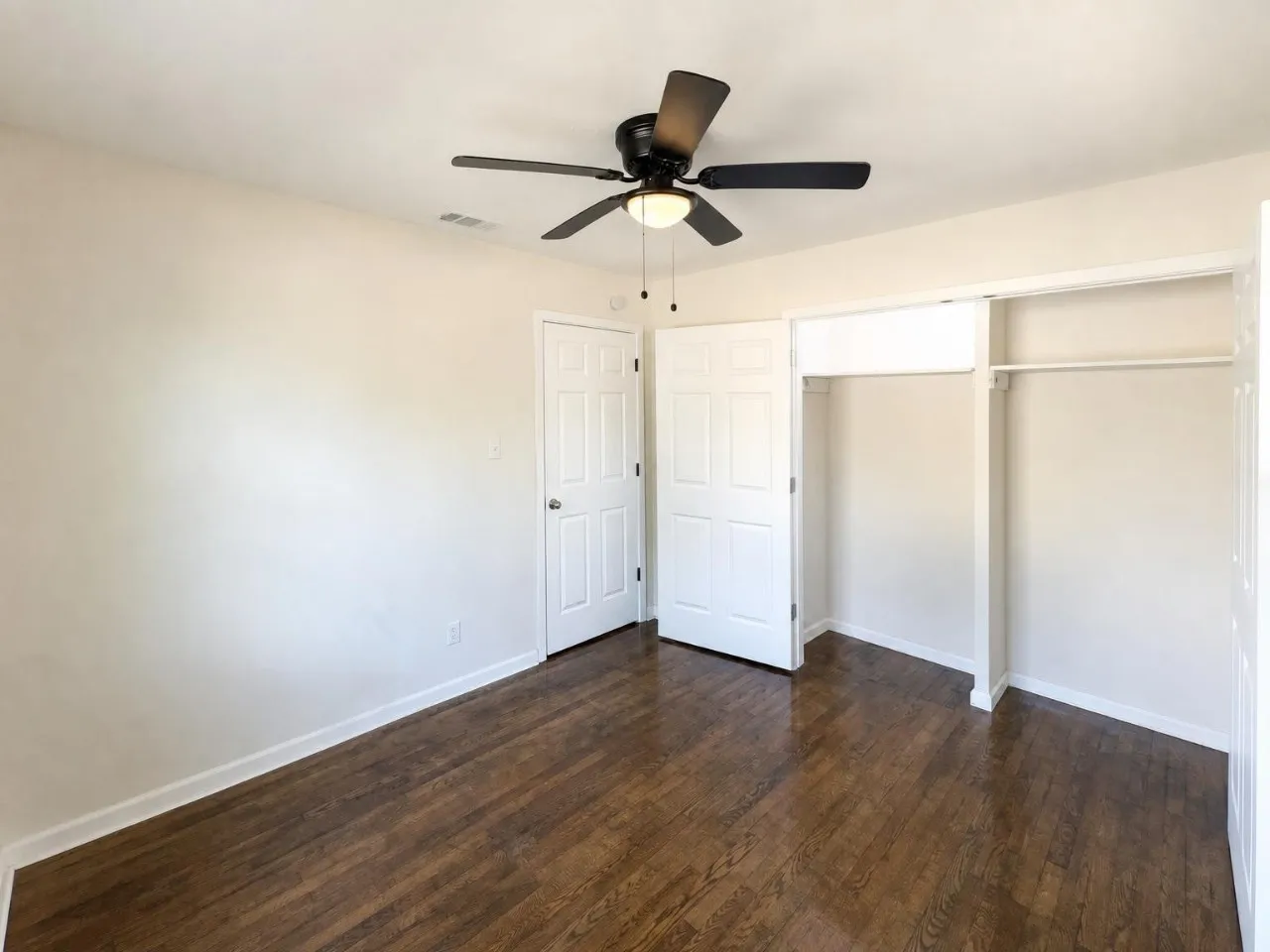 Single Family Residence For Rent in Tarrant County , 700 Pine Street, Hurst, Texas 76053, 3 Bedroom, 3 Bathroom, 1 Garage spaces, 1,119 Sqft, built in 1958, mls#21392765, Real Estate Agent in Hurst, Homes For Rent in Tarrant county, Homes For Rent in Hurst, Realtor in Hurst Texas, Real Estate Brokerage Independent Realty Texas, Luminita Cordes Realtor