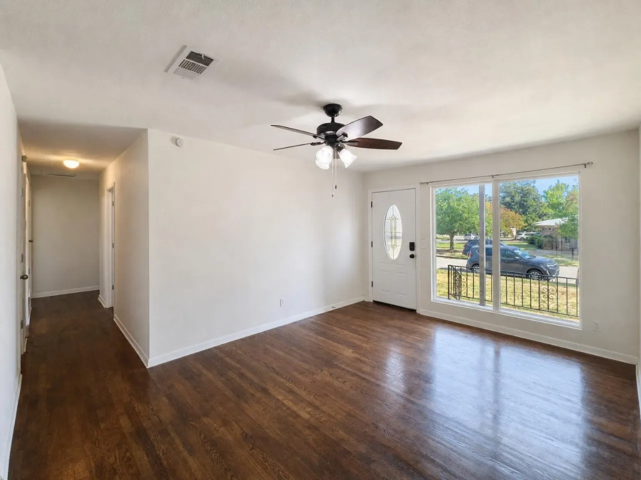 Single Family Residence For Rent in Tarrant County , 700 Pine Street, Hurst, Texas 76053, 3 Bedroom, 3 Bathroom, 1 Garage spaces, 1,119 Sqft, built in 1958, mls#21392765, Real Estate Agent in Hurst, Homes For Rent in Tarrant county, Homes For Rent in Hurst, Realtor in Hurst Texas, Real Estate Brokerage Independent Realty Texas, Luminita Cordes Realtor