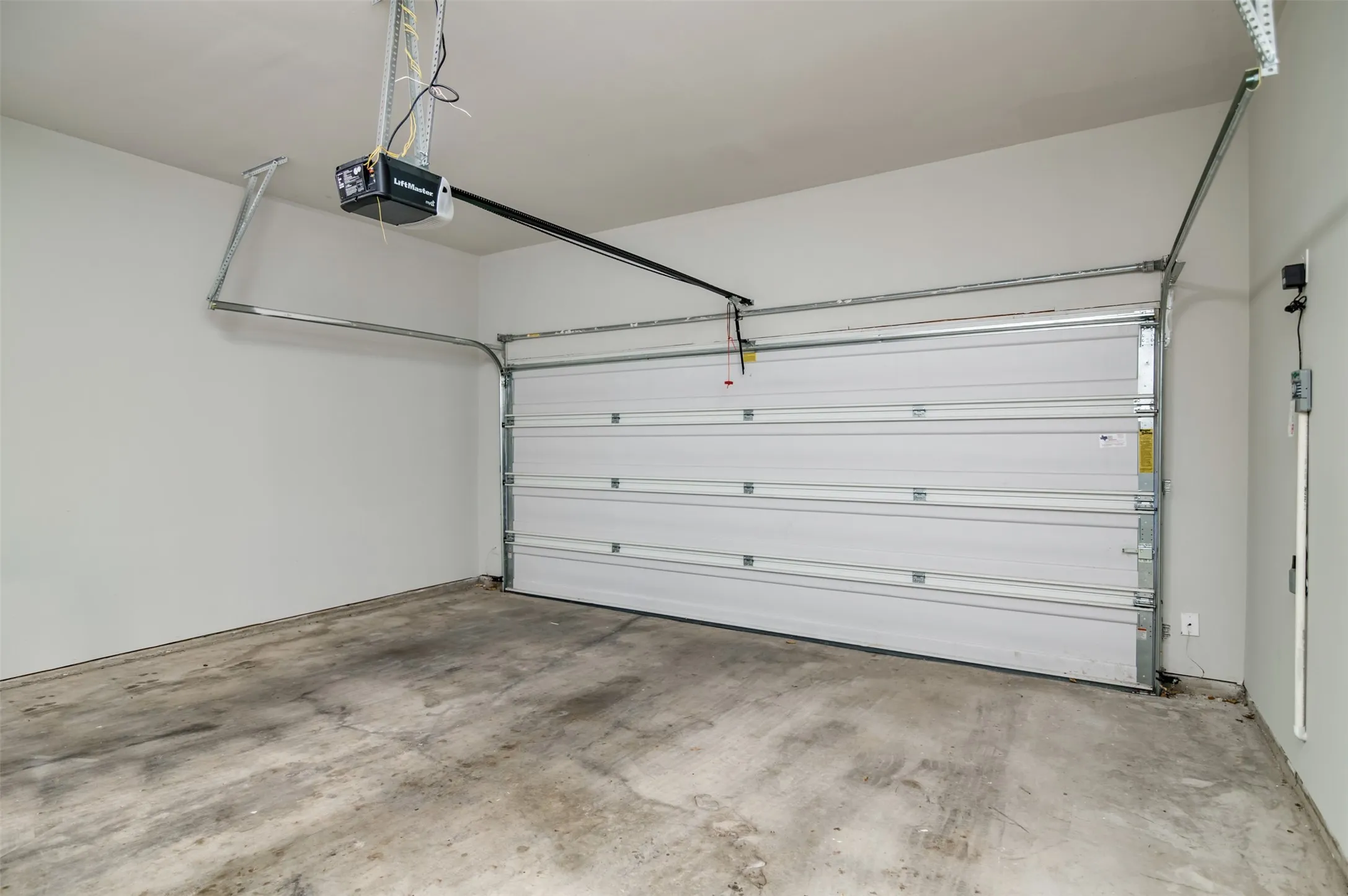 Townhouse For Rent in Tarrant County , 216 Wimberly Street, Fort Worth, Texas 76107, 3 Bedroom, 3 Bathroom, 2 Garage spaces, 2,080 Sqft, built in 2016, mls#21384219, Real Estate Agent in Fort Worth, Homes For Rent in Tarrant county, Homes For Rent in Fort Worth, Realtor in Fort Worth Texas, Real Estate Brokerage Independent Realty Texas, Luminita Cordes Realtor