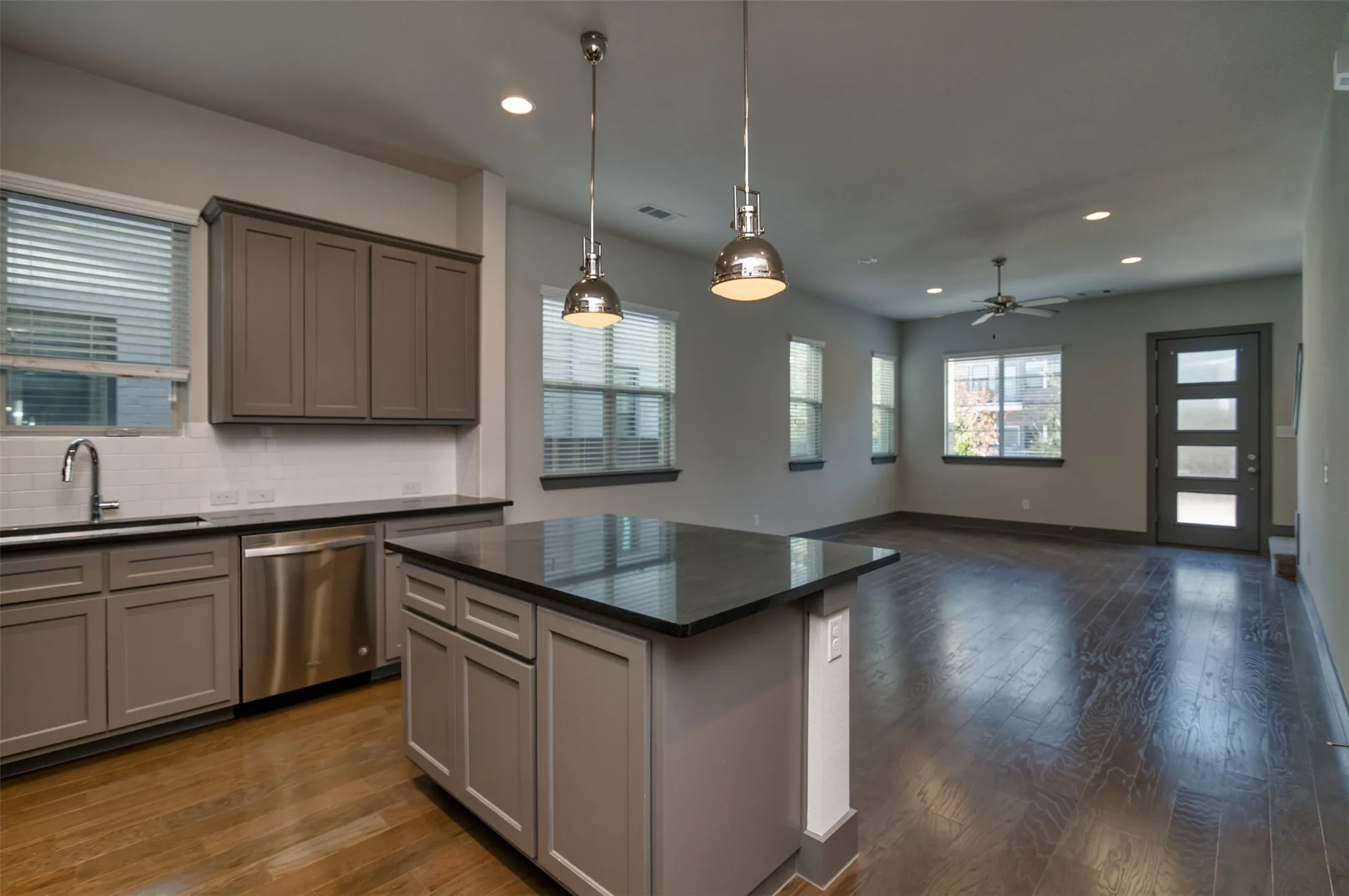 Townhouse For Rent in Tarrant County , 216 Wimberly Street, Fort Worth, Texas 76107, 3 Bedroom, 3 Bathroom, 2 Garage spaces, 2,080 Sqft, built in 2016, mls#21384219, Real Estate Agent in Fort Worth, Homes For Rent in Tarrant county, Homes For Rent in Fort Worth, Realtor in Fort Worth Texas, Real Estate Brokerage Independent Realty Texas, Luminita Cordes Realtor