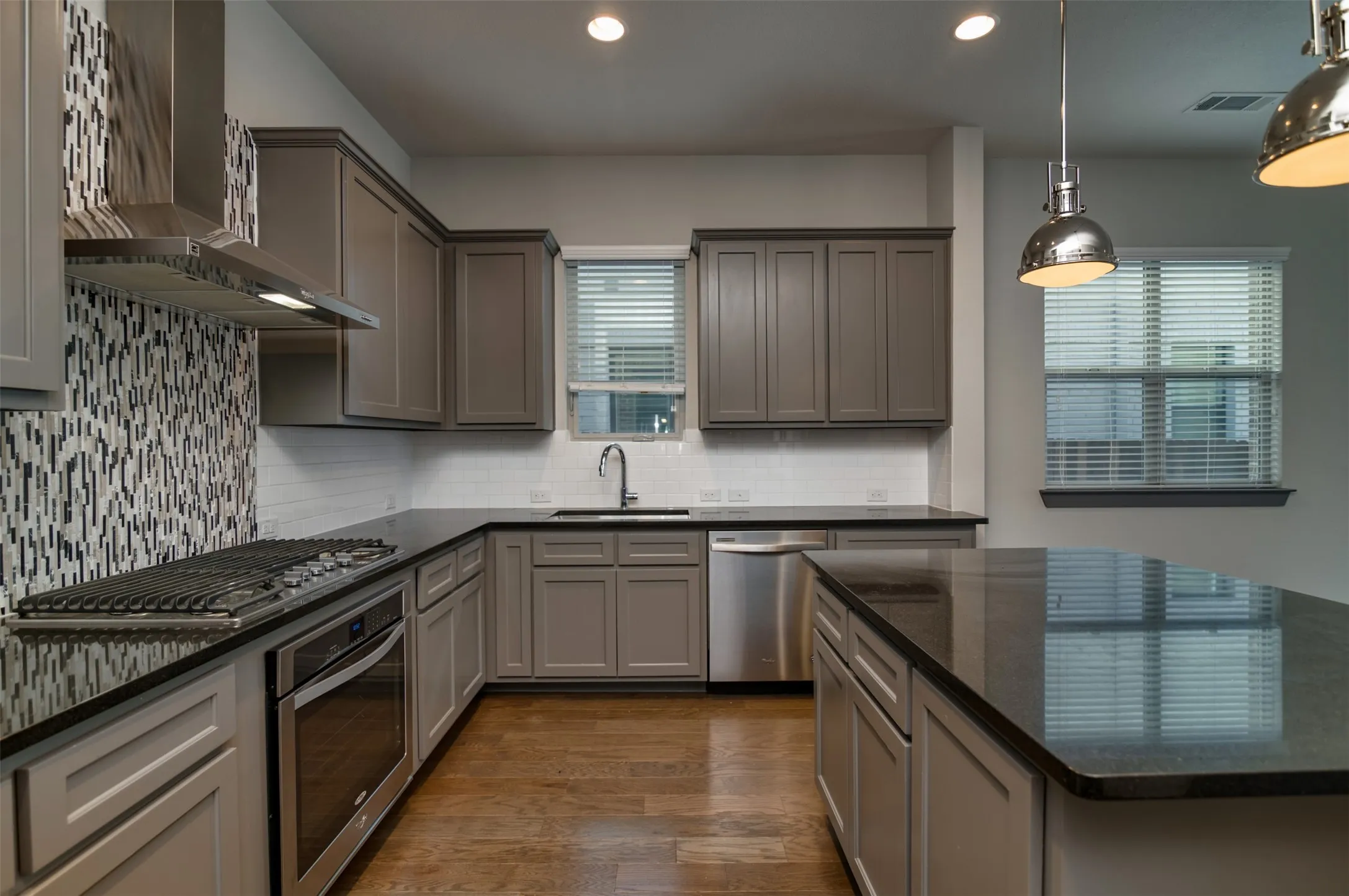 Townhouse For Rent in Tarrant County , 216 Wimberly Street, Fort Worth, Texas 76107, 3 Bedroom, 3 Bathroom, 2 Garage spaces, 2,080 Sqft, built in 2016, mls#21384219, Real Estate Agent in Fort Worth, Homes For Rent in Tarrant county, Homes For Rent in Fort Worth, Realtor in Fort Worth Texas, Real Estate Brokerage Independent Realty Texas, Luminita Cordes Realtor