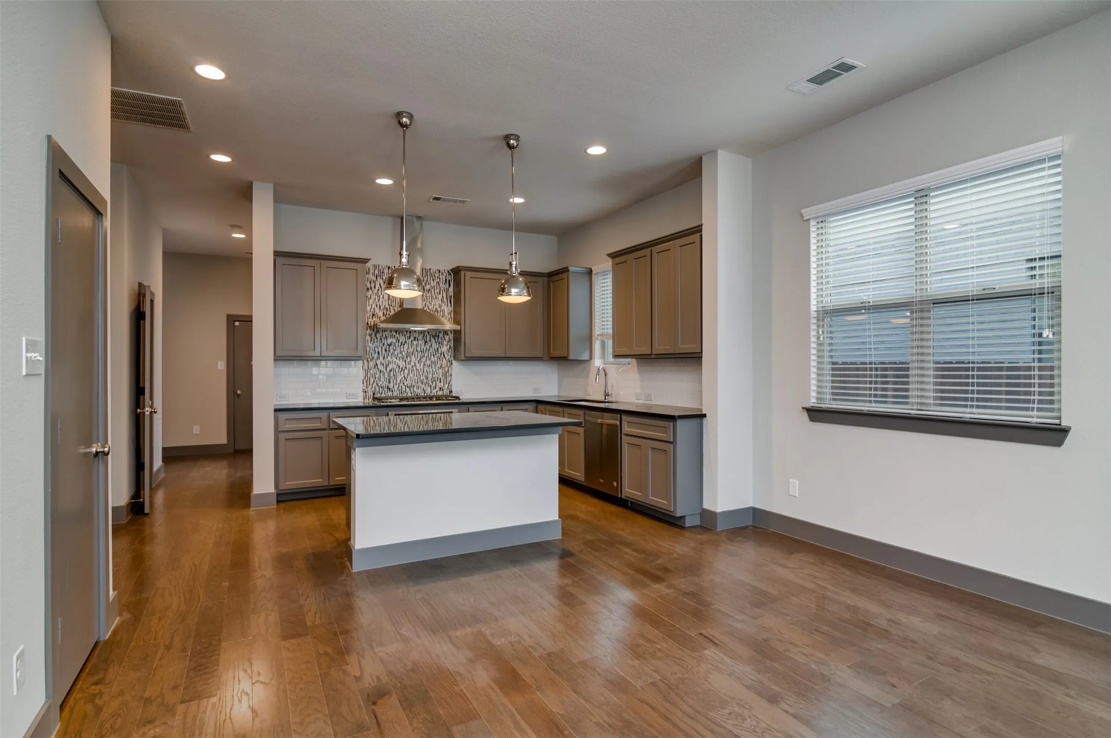 Townhouse For Rent in Tarrant County , 216 Wimberly Street, Fort Worth, Texas 76107, 3 Bedroom, 3 Bathroom, 2 Garage spaces, 2,080 Sqft, built in 2016, mls#21384219, Real Estate Agent in Fort Worth, Homes For Rent in Tarrant county, Homes For Rent in Fort Worth, Realtor in Fort Worth Texas, Real Estate Brokerage Independent Realty Texas, Luminita Cordes Realtor