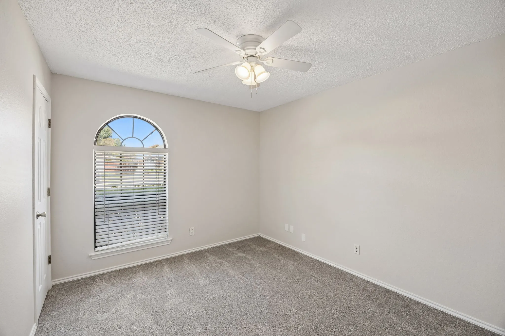 Single Family Residence For Rent in Tarrant County , 6344 N Park Drive, Watauga, Texas 76148, 3 Bedroom, 2 Bathroom, 2 Garage spaces, 1,662 Sqft, built in 1986, mls#21392590, Real Estate Agent in Watauga, Homes For Rent in Tarrant county, Homes For Rent in Watauga, Realtor in Watauga Texas, Real Estate Brokerage Independent Realty Texas, Luminita Cordes Realtor