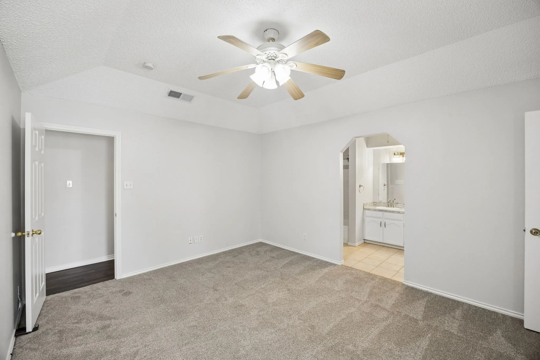 Single Family Residence For Rent in Tarrant County , 6344 N Park Drive, Watauga, Texas 76148, 3 Bedroom, 2 Bathroom, 2 Garage spaces, 1,662 Sqft, built in 1986, mls#21392590, Real Estate Agent in Watauga, Homes For Rent in Tarrant county, Homes For Rent in Watauga, Realtor in Watauga Texas, Real Estate Brokerage Independent Realty Texas, Luminita Cordes Realtor