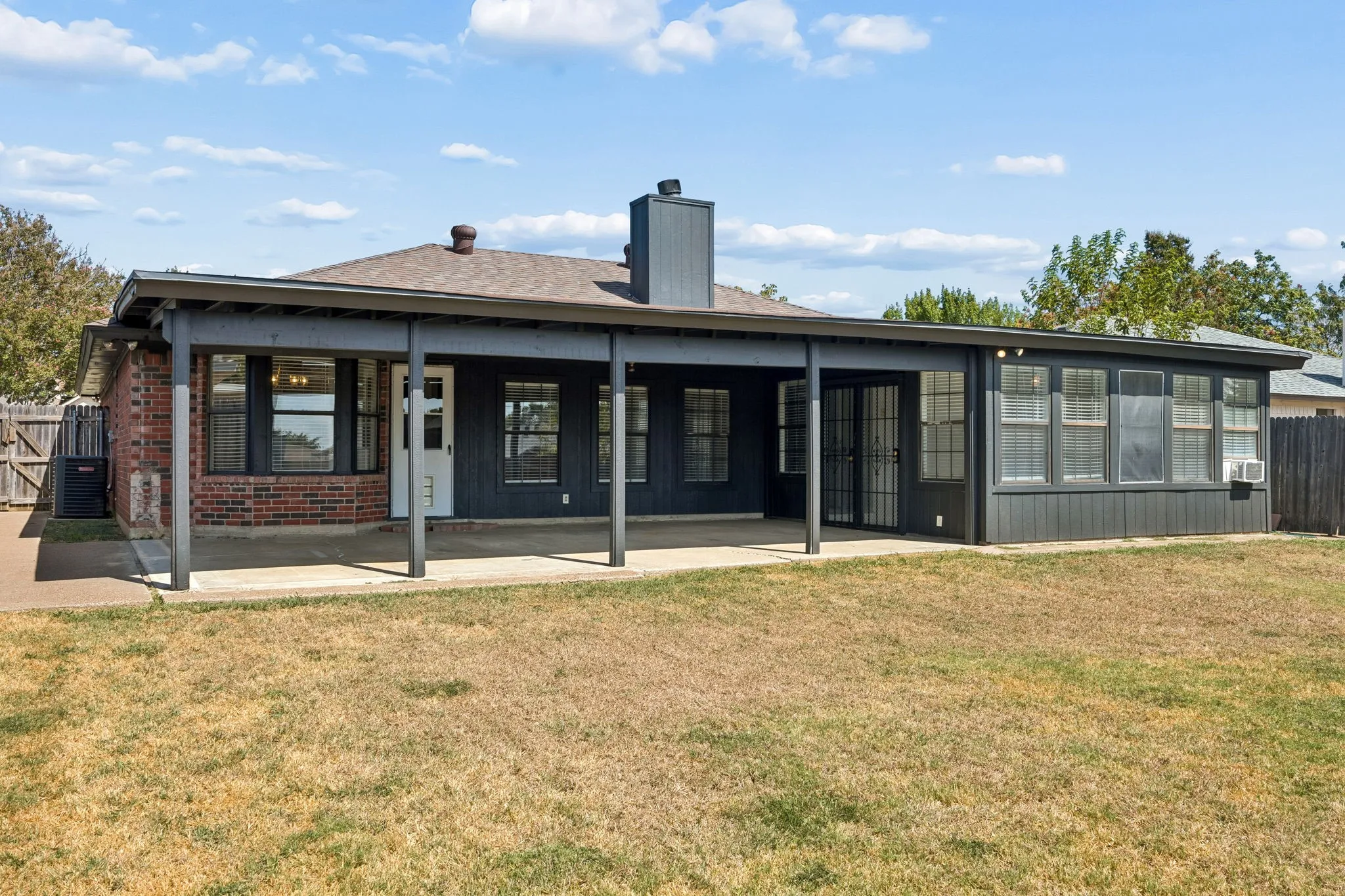 Single Family Residence For Rent in Tarrant County , 6344 N Park Drive, Watauga, Texas 76148, 3 Bedroom, 2 Bathroom, 2 Garage spaces, 1,662 Sqft, built in 1986, mls#21392590, Real Estate Agent in Watauga, Homes For Rent in Tarrant county, Homes For Rent in Watauga, Realtor in Watauga Texas, Real Estate Brokerage Independent Realty Texas, Luminita Cordes Realtor