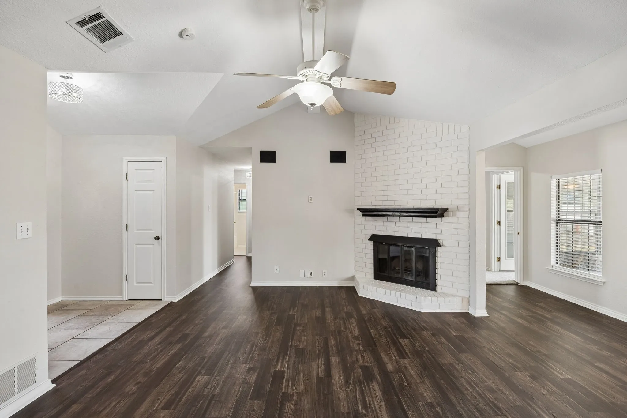 Single Family Residence For Rent in Tarrant County , 6344 N Park Drive, Watauga, Texas 76148, 3 Bedroom, 2 Bathroom, 2 Garage spaces, 1,662 Sqft, built in 1986, mls#21392590, Real Estate Agent in Watauga, Homes For Rent in Tarrant county, Homes For Rent in Watauga, Realtor in Watauga Texas, Real Estate Brokerage Independent Realty Texas, Luminita Cordes Realtor