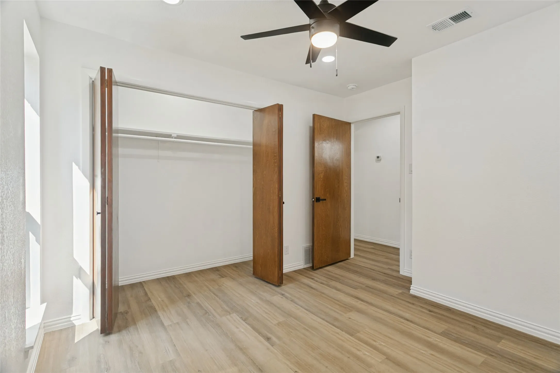 Single Family Residence For Sale in Tarrant County , 1909 Plymouth Court, Arlington, Texas 76013, 3 Bedroom, 2 Bathroom, 2 Garage spaces, 1,921 Sqft, built in 1969, mls#21392382, Real Estate Agent in Arlington, Homes For Sale in Tarrant county, Homes For Sale in Arlington, Realtor in Arlington Texas, Real Estate Brokerage Independent Realty Texas, Luminita Cordes Realtor
