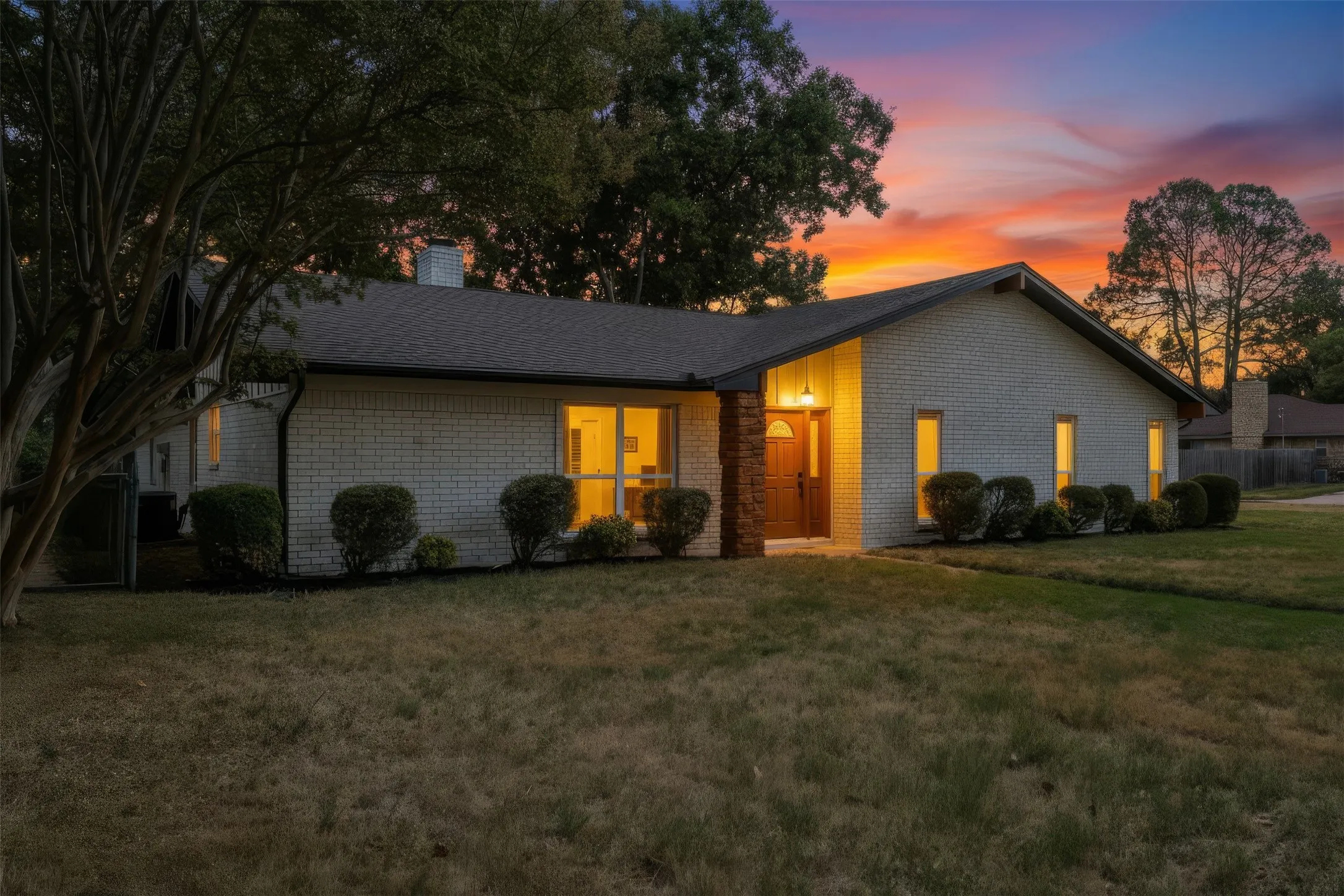 Single Family Residence For Sale in Tarrant County , 1909 Plymouth Court, Arlington, Texas 76013, 3 Bedroom, 2 Bathroom, 2 Garage spaces, 1,921 Sqft, built in 1969, mls#21392382, Real Estate Agent in Arlington, Homes For Sale in Tarrant county, Homes For Sale in Arlington, Realtor in Arlington Texas, Real Estate Brokerage Independent Realty Texas, Luminita Cordes Realtor
