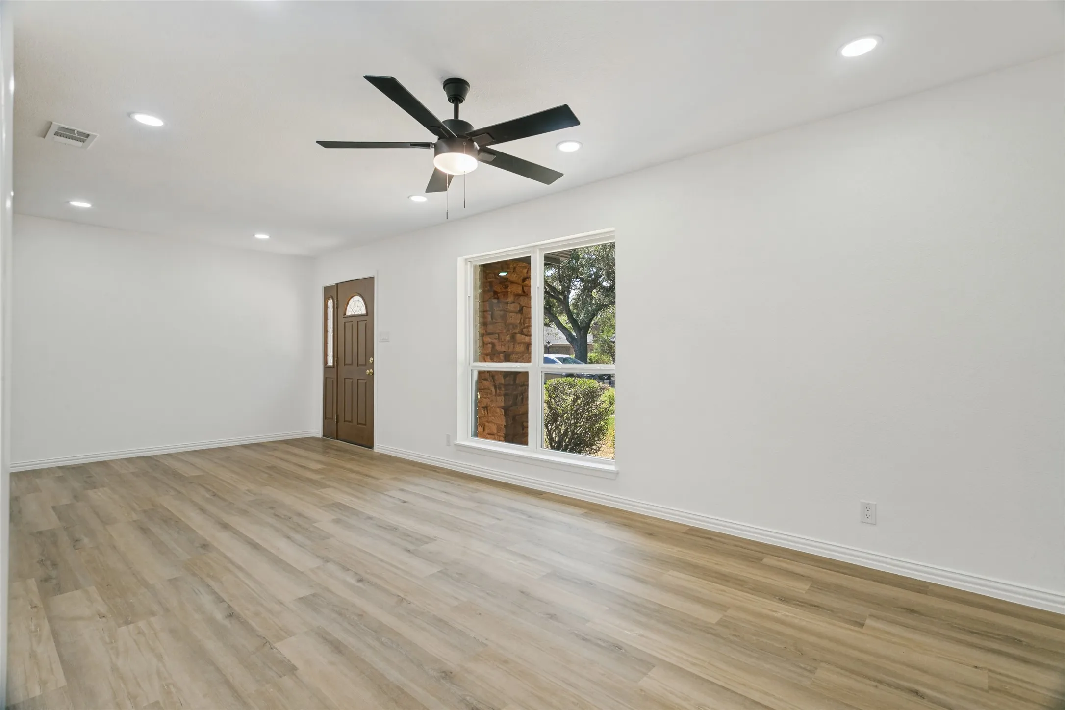 Single Family Residence For Sale in Tarrant County , 1909 Plymouth Court, Arlington, Texas 76013, 3 Bedroom, 2 Bathroom, 2 Garage spaces, 1,921 Sqft, built in 1969, mls#21392382, Real Estate Agent in Arlington, Homes For Sale in Tarrant county, Homes For Sale in Arlington, Realtor in Arlington Texas, Real Estate Brokerage Independent Realty Texas, Luminita Cordes Realtor