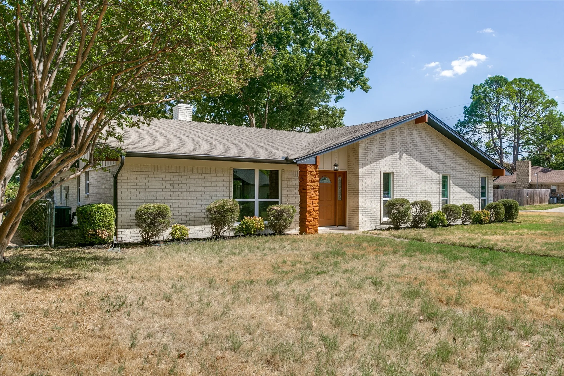 Single Family Residence For Sale in Tarrant County , 1909 Plymouth Court, Arlington, Texas 76013, 3 Bedroom, 2 Bathroom, 2 Garage spaces, 1,921 Sqft, built in 1969, mls#21392382, Real Estate Agent in Arlington, Homes For Sale in Tarrant county, Homes For Sale in Arlington, Realtor in Arlington Texas, Real Estate Brokerage Independent Realty Texas, Luminita Cordes Realtor