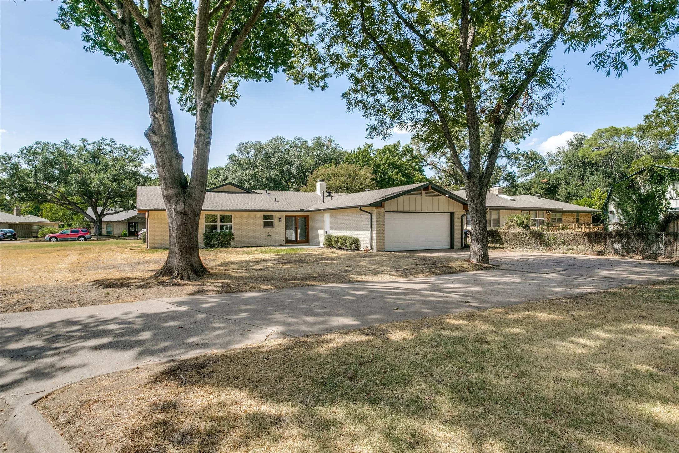 Single Family Residence For Sale in Tarrant County , 1909 Plymouth Court, Arlington, Texas 76013, 3 Bedroom, 2 Bathroom, 2 Garage spaces, 1,921 Sqft, built in 1969, mls#21392382, Real Estate Agent in Arlington, Homes For Sale in Tarrant county, Homes For Sale in Arlington, Realtor in Arlington Texas, Real Estate Brokerage Independent Realty Texas, Luminita Cordes Realtor