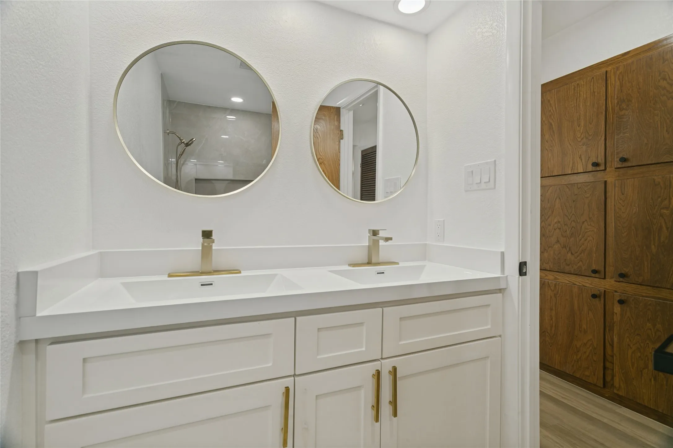 Single Family Residence For Sale in Tarrant County , 1909 Plymouth Court, Arlington, Texas 76013, 3 Bedroom, 2 Bathroom, 2 Garage spaces, 1,921 Sqft, built in 1969, mls#21392382, Real Estate Agent in Arlington, Homes For Sale in Tarrant county, Homes For Sale in Arlington, Realtor in Arlington Texas, Real Estate Brokerage Independent Realty Texas, Luminita Cordes Realtor