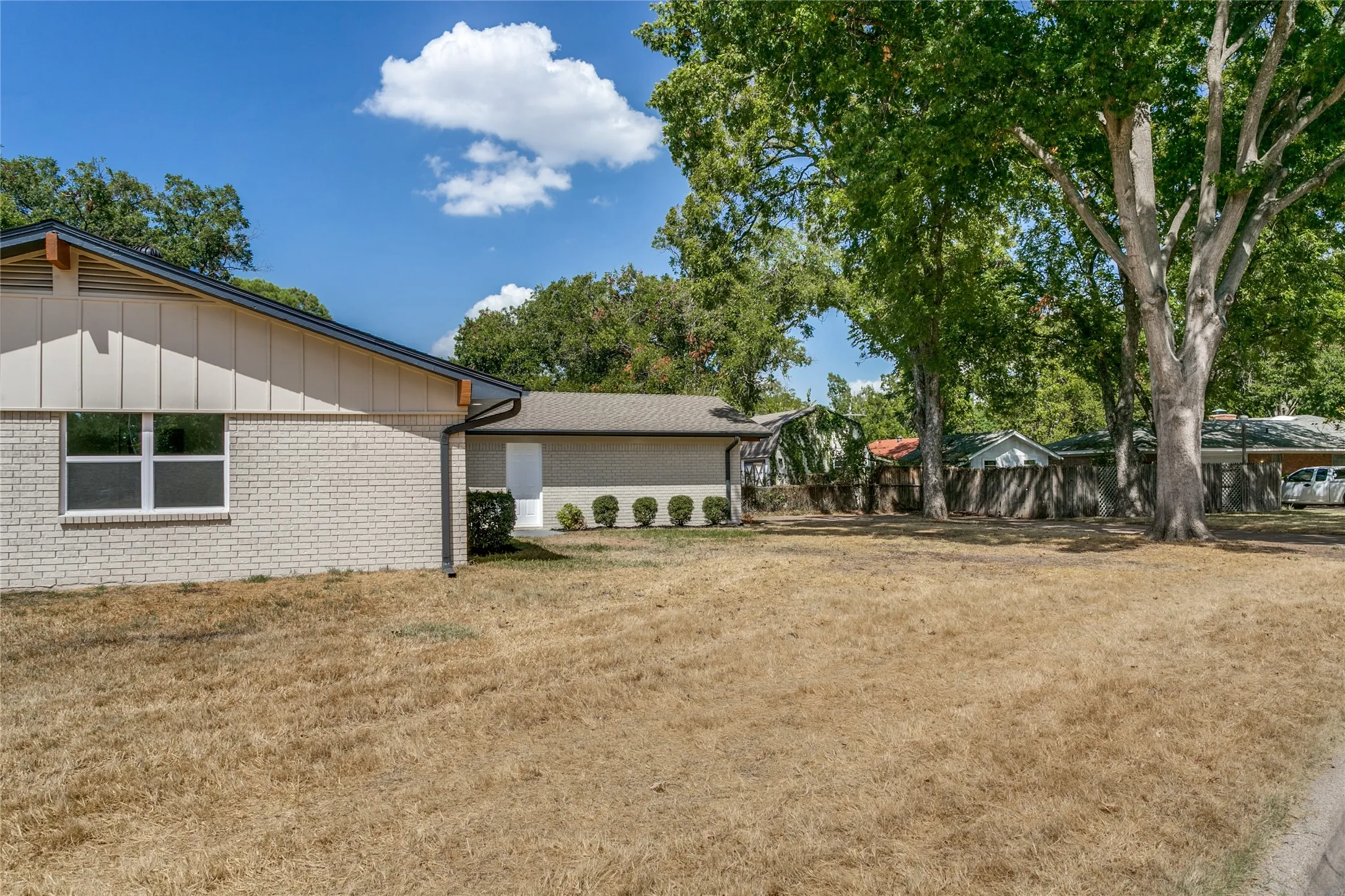 Single Family Residence For Sale in Tarrant County , 1909 Plymouth Court, Arlington, Texas 76013, 3 Bedroom, 2 Bathroom, 2 Garage spaces, 1,921 Sqft, built in 1969, mls#21392382, Real Estate Agent in Arlington, Homes For Sale in Tarrant county, Homes For Sale in Arlington, Realtor in Arlington Texas, Real Estate Brokerage Independent Realty Texas, Luminita Cordes Realtor