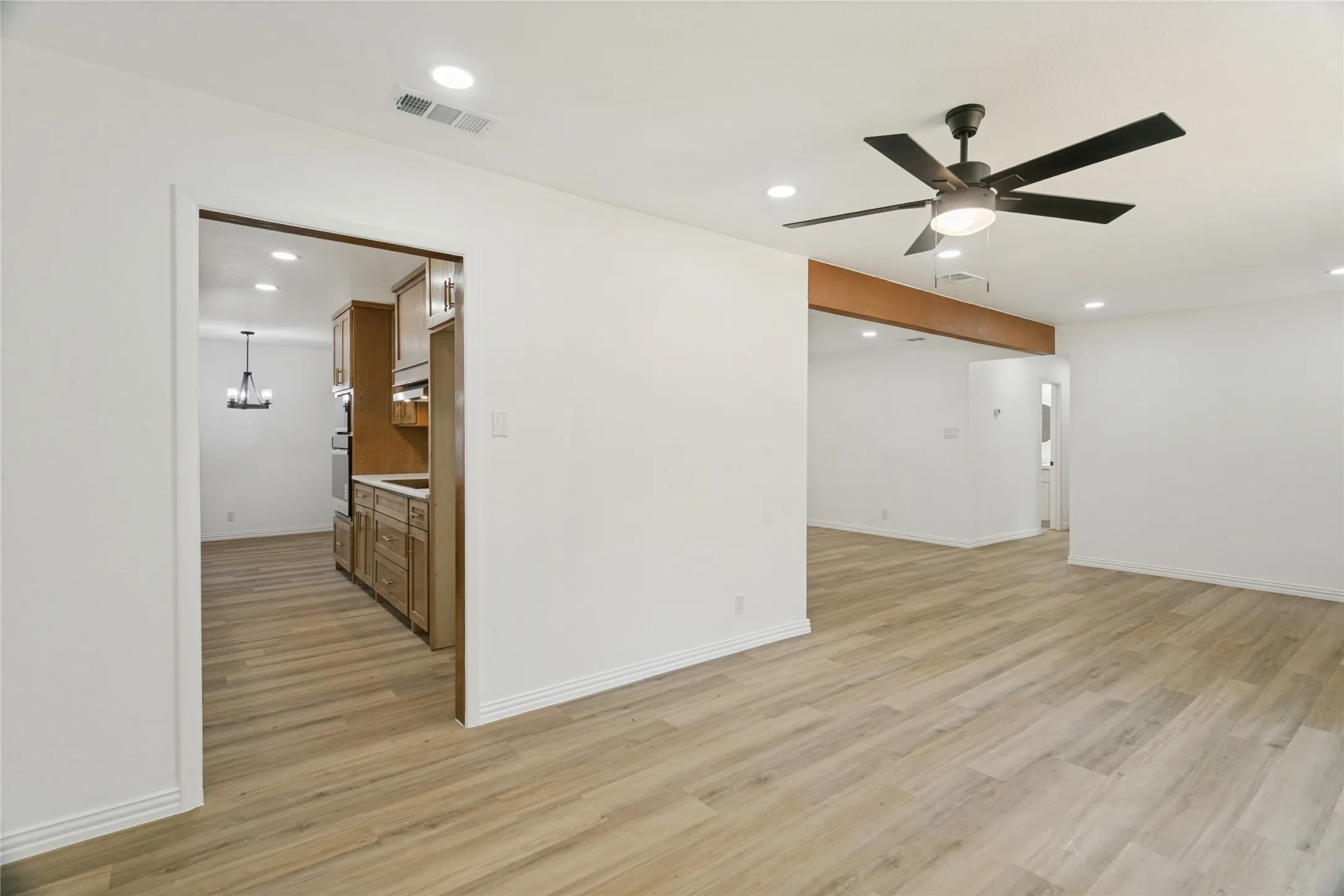 Single Family Residence For Sale in Tarrant County , 1909 Plymouth Court, Arlington, Texas 76013, 3 Bedroom, 2 Bathroom, 2 Garage spaces, 1,921 Sqft, built in 1969, mls#21392382, Real Estate Agent in Arlington, Homes For Sale in Tarrant county, Homes For Sale in Arlington, Realtor in Arlington Texas, Real Estate Brokerage Independent Realty Texas, Luminita Cordes Realtor