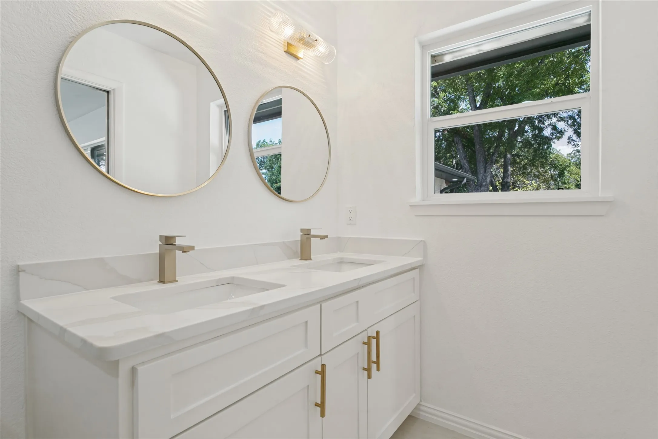 Single Family Residence For Sale in Tarrant County , 1909 Plymouth Court, Arlington, Texas 76013, 3 Bedroom, 2 Bathroom, 2 Garage spaces, 1,921 Sqft, built in 1969, mls#21392382, Real Estate Agent in Arlington, Homes For Sale in Tarrant county, Homes For Sale in Arlington, Realtor in Arlington Texas, Real Estate Brokerage Independent Realty Texas, Luminita Cordes Realtor