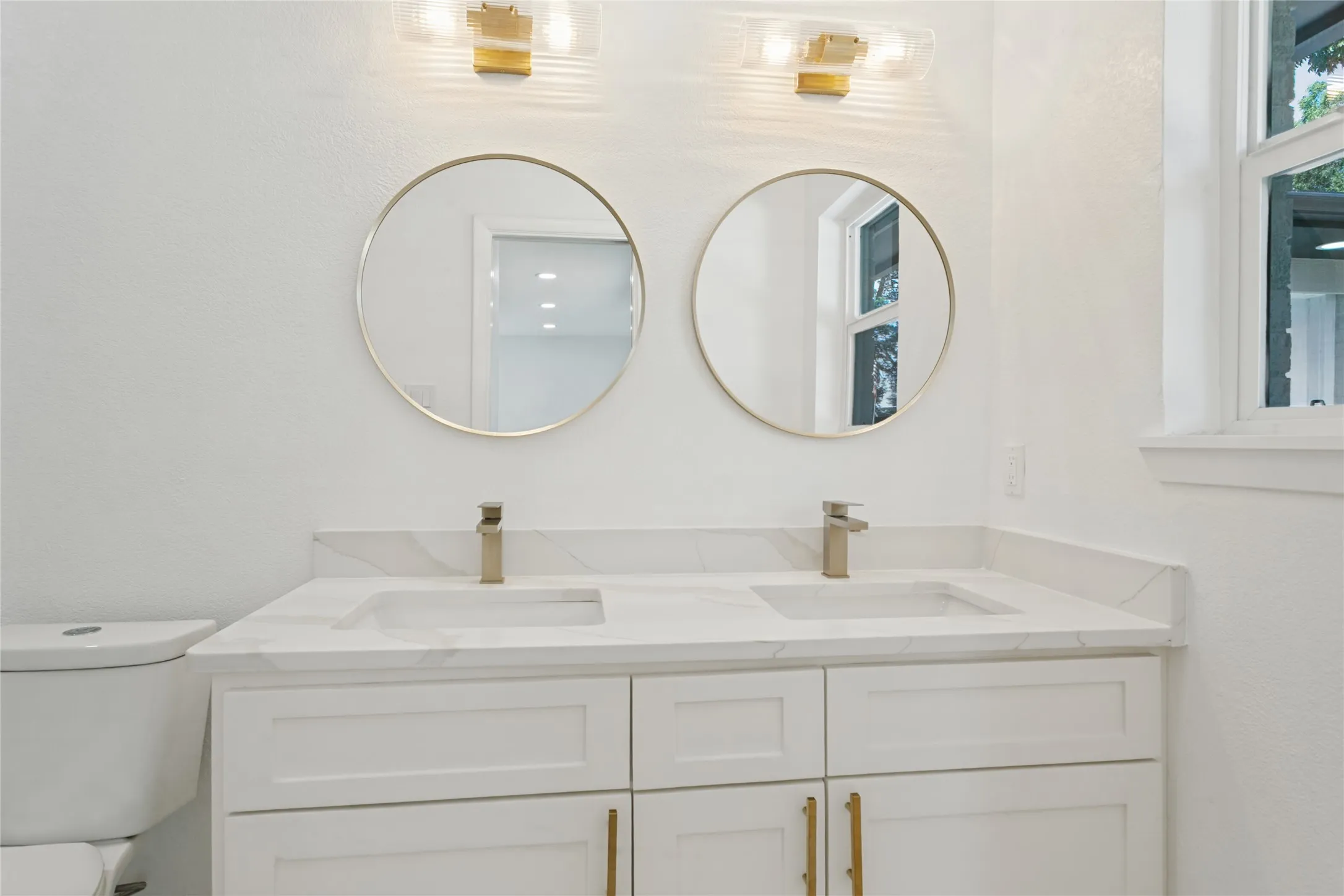 Single Family Residence For Sale in Tarrant County , 1909 Plymouth Court, Arlington, Texas 76013, 3 Bedroom, 2 Bathroom, 2 Garage spaces, 1,921 Sqft, built in 1969, mls#21392382, Real Estate Agent in Arlington, Homes For Sale in Tarrant county, Homes For Sale in Arlington, Realtor in Arlington Texas, Real Estate Brokerage Independent Realty Texas, Luminita Cordes Realtor