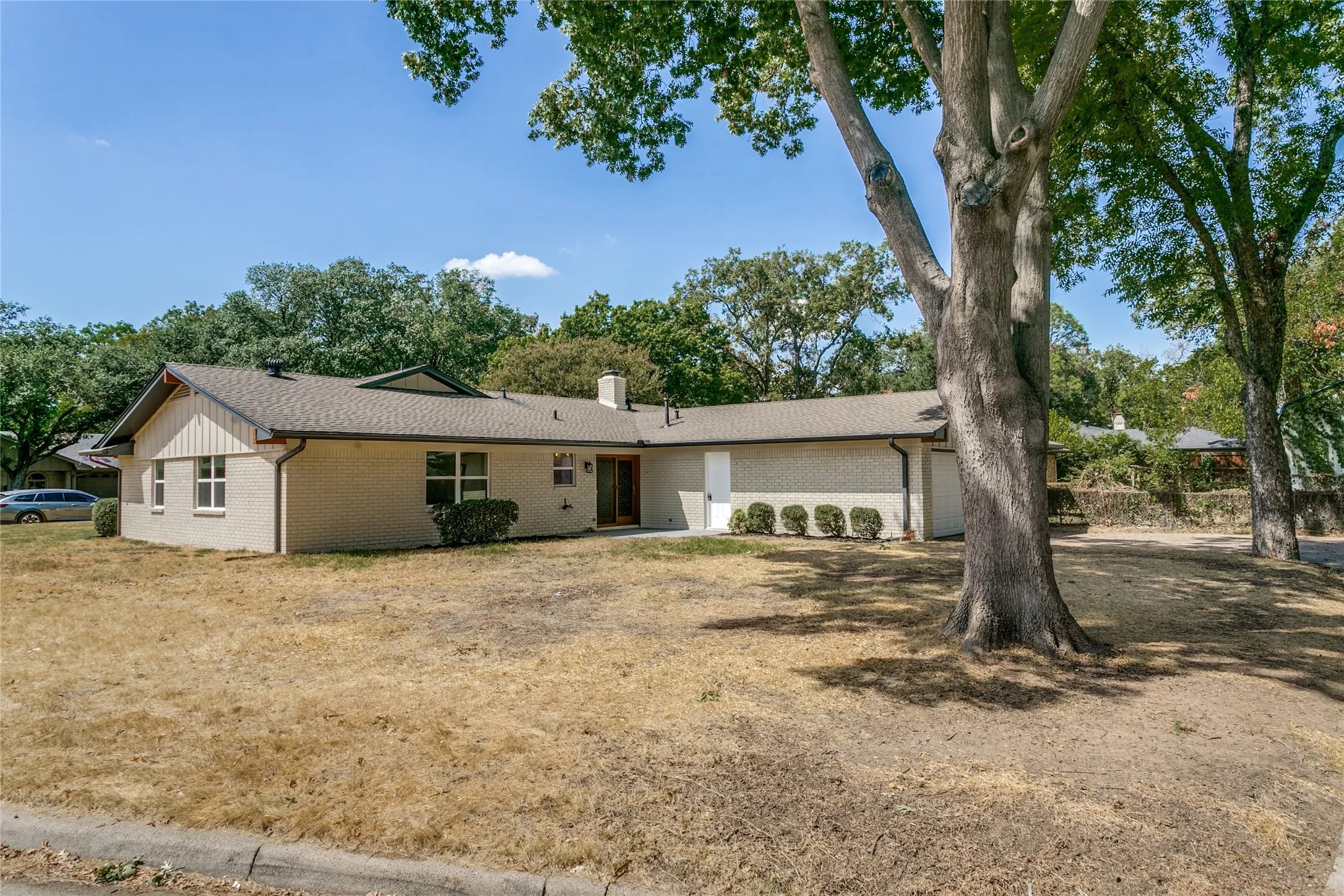 Single Family Residence For Sale in Tarrant County , 1909 Plymouth Court, Arlington, Texas 76013, 3 Bedroom, 2 Bathroom, 2 Garage spaces, 1,921 Sqft, built in 1969, mls#21392382, Real Estate Agent in Arlington, Homes For Sale in Tarrant county, Homes For Sale in Arlington, Realtor in Arlington Texas, Real Estate Brokerage Independent Realty Texas, Luminita Cordes Realtor