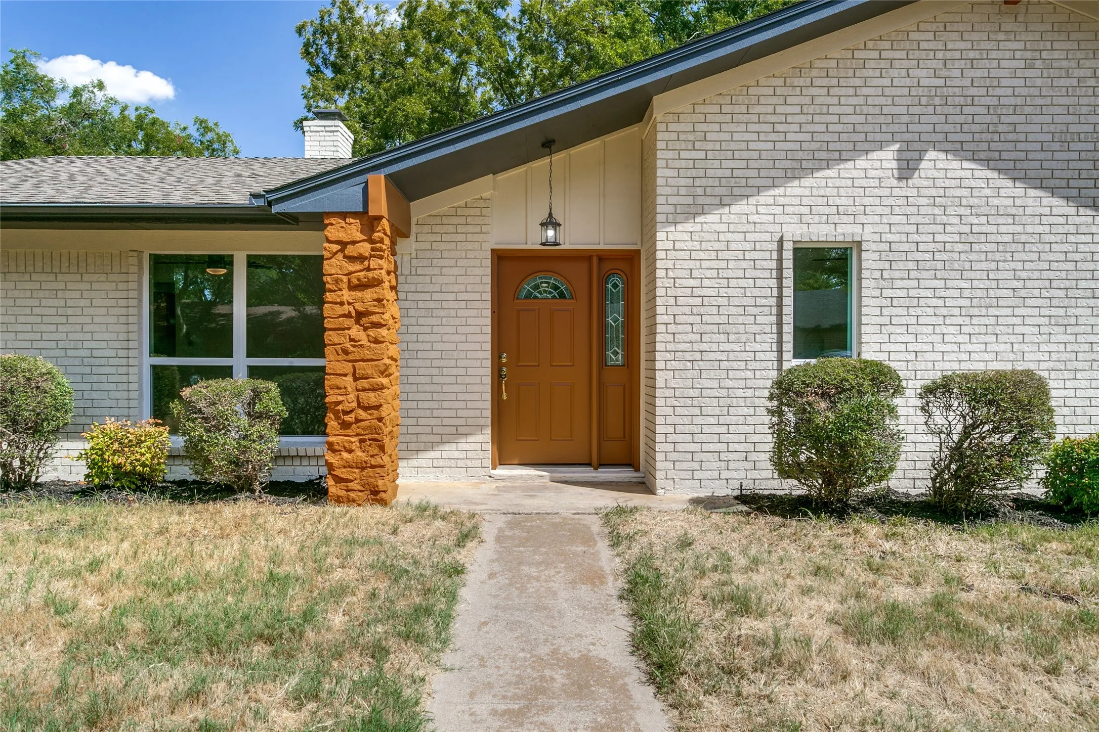 Single Family Residence For Sale in Tarrant County , 1909 Plymouth Court, Arlington, Texas 76013, 3 Bedroom, 2 Bathroom, 2 Garage spaces, 1,921 Sqft, built in 1969, mls#21392382, Real Estate Agent in Arlington, Homes For Sale in Tarrant county, Homes For Sale in Arlington, Realtor in Arlington Texas, Real Estate Brokerage Independent Realty Texas, Luminita Cordes Realtor