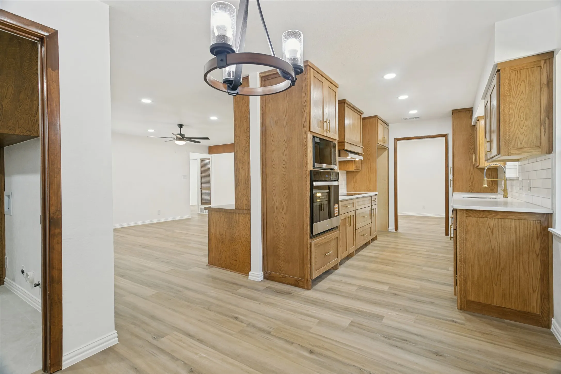 Single Family Residence For Sale in Tarrant County , 1909 Plymouth Court, Arlington, Texas 76013, 3 Bedroom, 2 Bathroom, 2 Garage spaces, 1,921 Sqft, built in 1969, mls#21392382, Real Estate Agent in Arlington, Homes For Sale in Tarrant county, Homes For Sale in Arlington, Realtor in Arlington Texas, Real Estate Brokerage Independent Realty Texas, Luminita Cordes Realtor