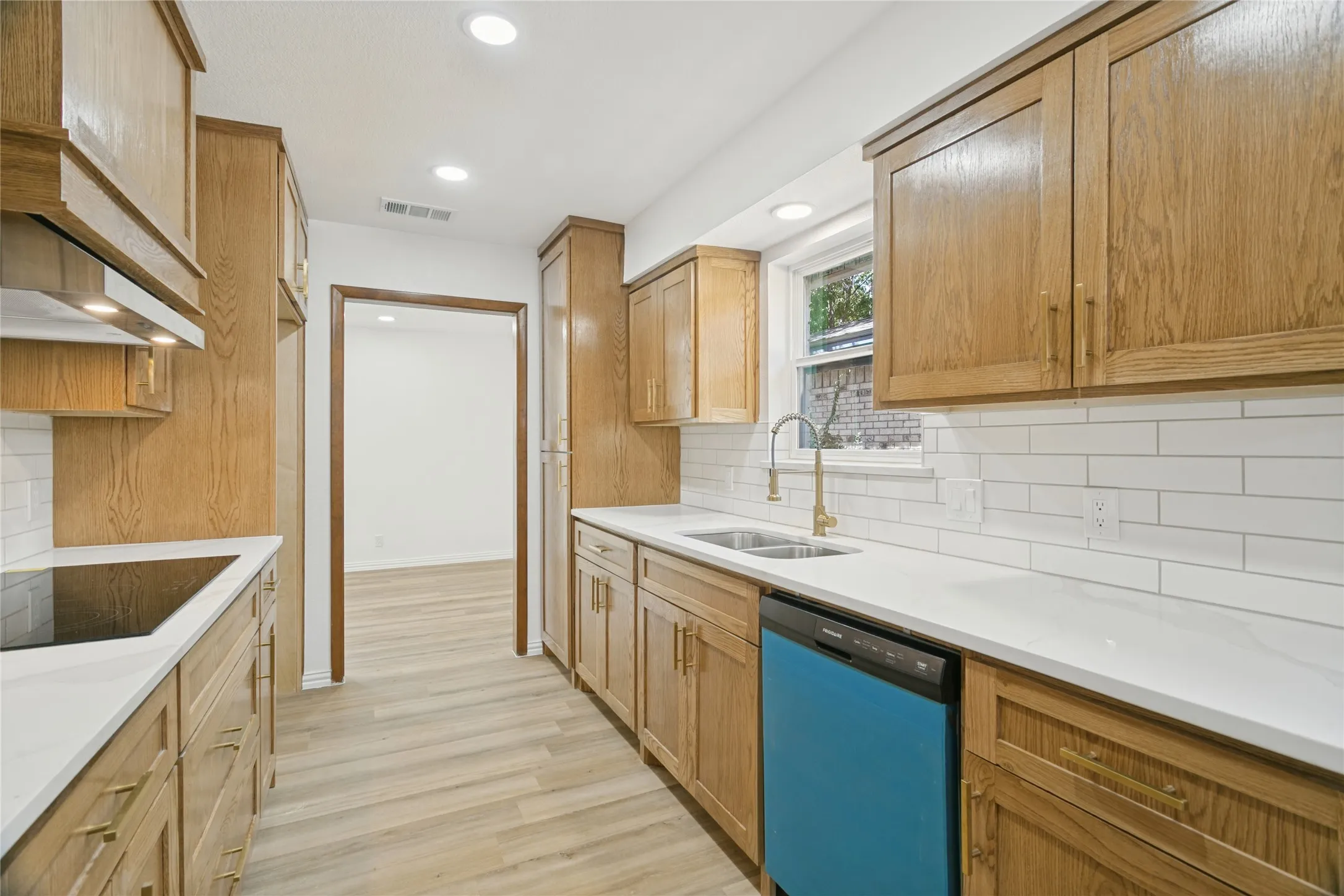 Single Family Residence For Sale in Tarrant County , 1909 Plymouth Court, Arlington, Texas 76013, 3 Bedroom, 2 Bathroom, 2 Garage spaces, 1,921 Sqft, built in 1969, mls#21392382, Real Estate Agent in Arlington, Homes For Sale in Tarrant county, Homes For Sale in Arlington, Realtor in Arlington Texas, Real Estate Brokerage Independent Realty Texas, Luminita Cordes Realtor